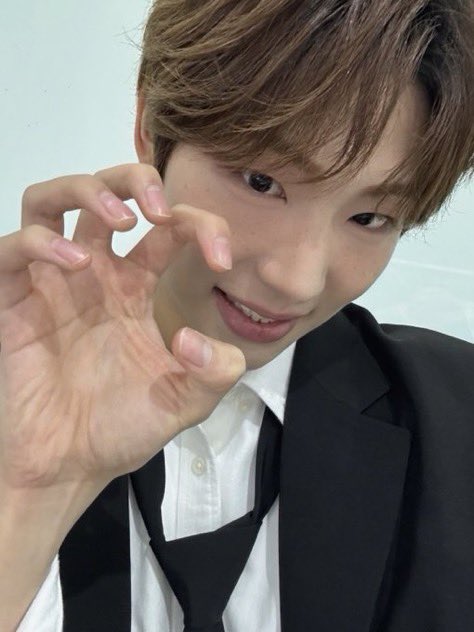 BDUFRANCE's tweet photo. 📸 | TWITTER

⟩ #MINSEO :  Biyu ~ C’est un cadeau !🎁 🍀

#BDU #비디유 #KIMMINSEO #김민서 https://t.co/bTZ1KvgBjK