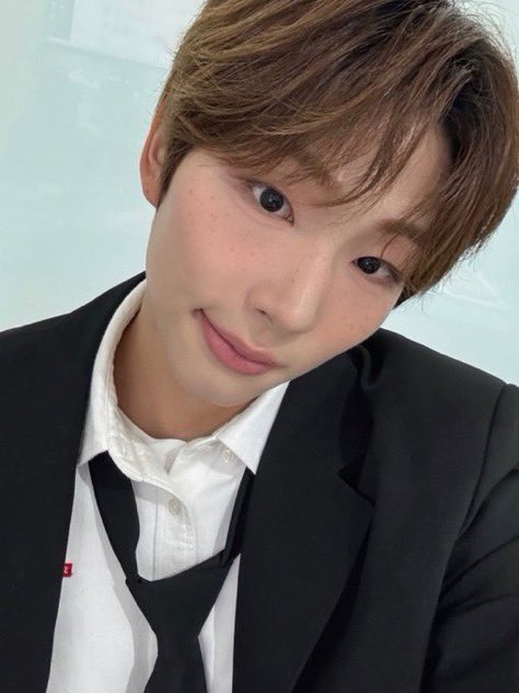 BDUFRANCE's tweet photo. 📸 | TWITTER

⟩ #MINSEO :  Biyu ~ C’est un cadeau !🎁 🍀

#BDU #비디유 #KIMMINSEO #김민서 https://t.co/bTZ1KvgBjK