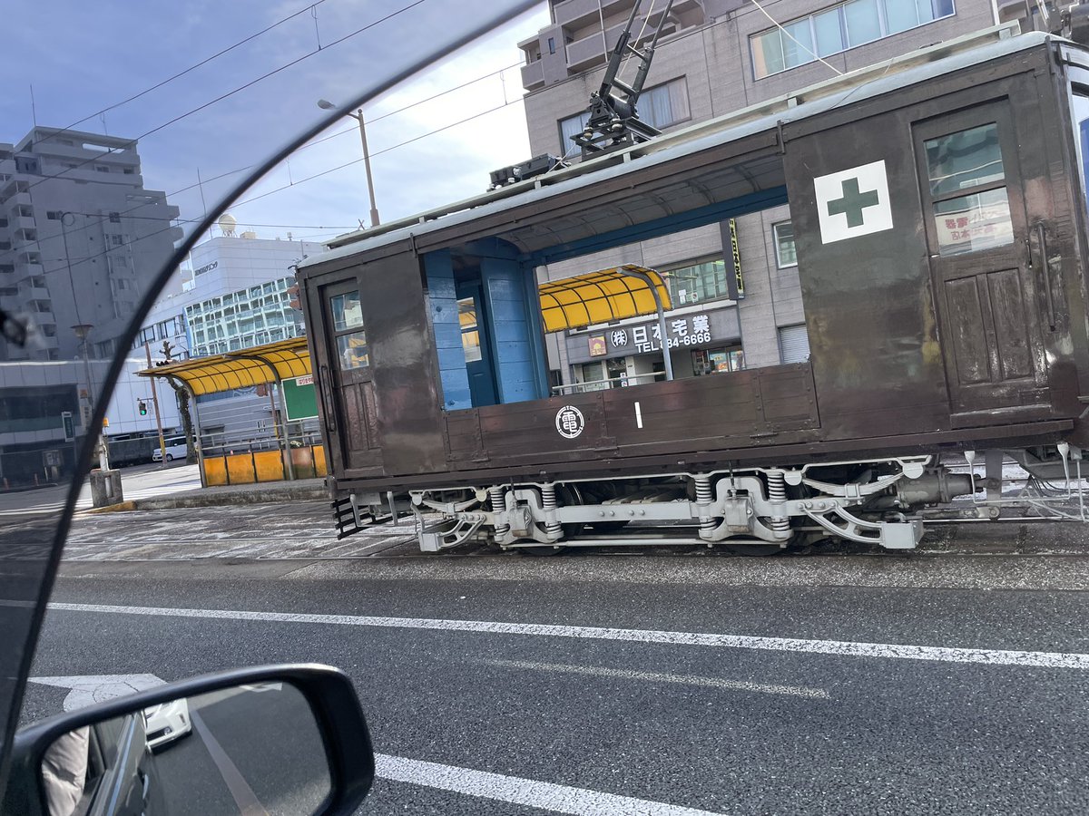 dankberg_k's tweet photo. 高知の路面電車で初めて見たタイプ😳
助手席から急いで撮ったのでブレてる😅 https://t.co/QUx4iogt0s