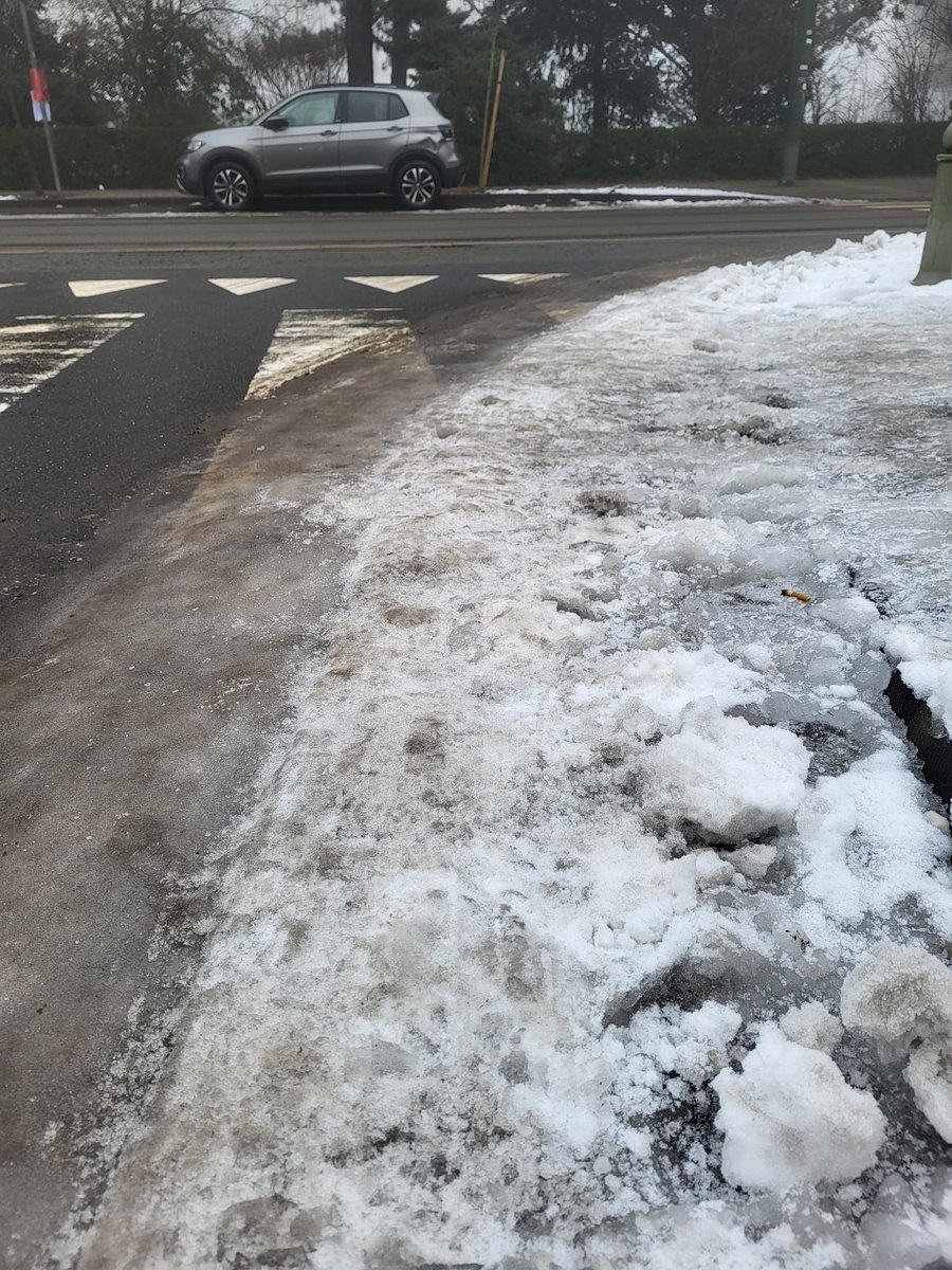 #Ixelles Piétons en danger !
Le nouvel échevin de la propreté publique (LE/cdh) n'a pas fait dégager les couches de glace sur les oreilles de trottoir et les passages piétons
Les moins agiles bloqués chez eux
Dire c'est bien, faire c'est mieux <a href="/GeoffroyKensier/">Geoffroy Kensier 🇪🇺🇧🇪</a>