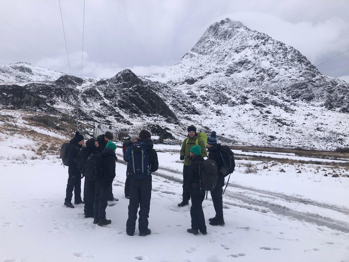 MyddeltonColl's tweet photo. π 9Y kicked off the new year with a winter adventure in the Ogwen Valley! They braved the cold, mastering winter mountain walking, teamwork, and skills like breaking trail, kicking steps, and using an ice axe. βοΈ #Myddelton #OutdoorLearning #Snow #LTTO #Wales #OAE https://t.co/r9edmjavce