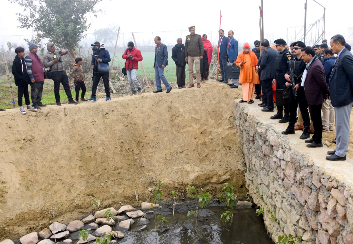 SwachhBharatGov's tweet photo. An innovative, eco-friendly sewage treatment system, eliminating the need for costly and energy-intensive Sewage Treatment Plants has been introduced in Gorakhpur. The drains are now clean, and the water is being used for irrigation. #SwachhBharat #UsedWaterManagement https://t.co/sysYLWolve