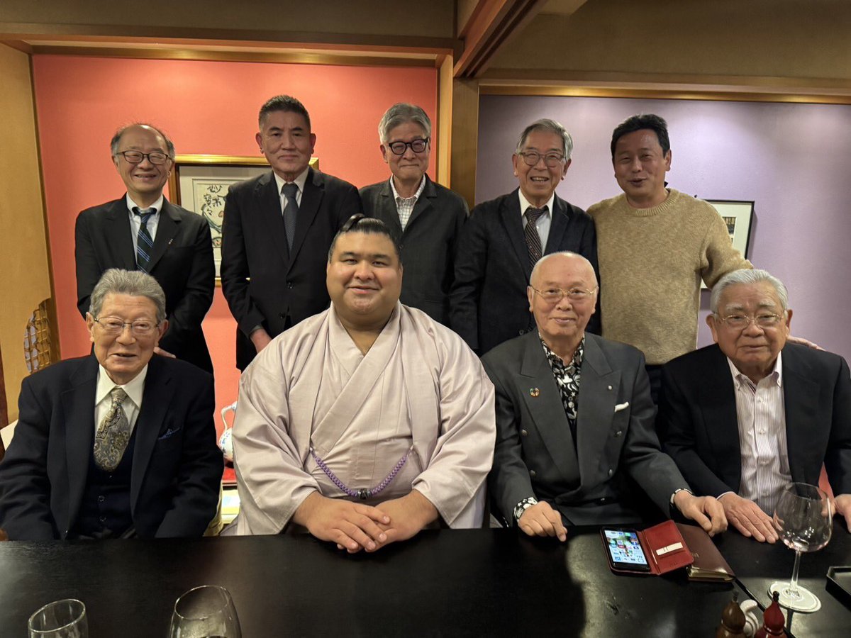 wakasanojo's tweet photo. 東京場所の直前に毎回行う
高安関を激励する会を、
神楽坂にて溜まり会の会長や大相撲の御意見番の杉山氏らと開催。
今年は巳年。脱皮して成長する巳は
復活と再生の象徴。高安関の捲土重来を期して活躍を期待し乾杯🍻
#高安関 https://t.co/XE3Fc6nsnW