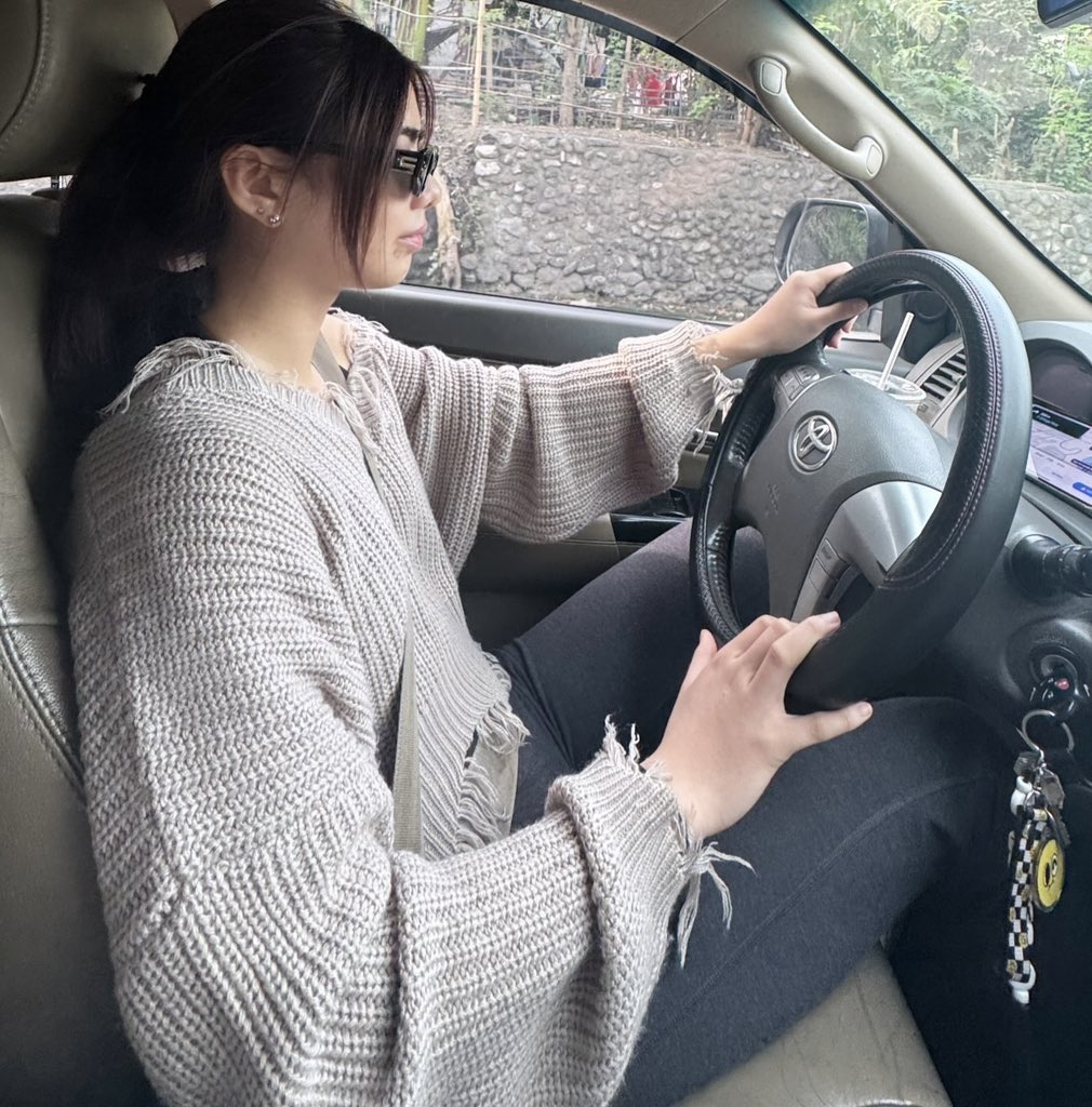 fierymikha's tweet photo. driver mikha, what about my sanity? 😩 https://t.co/4pYIIgtada