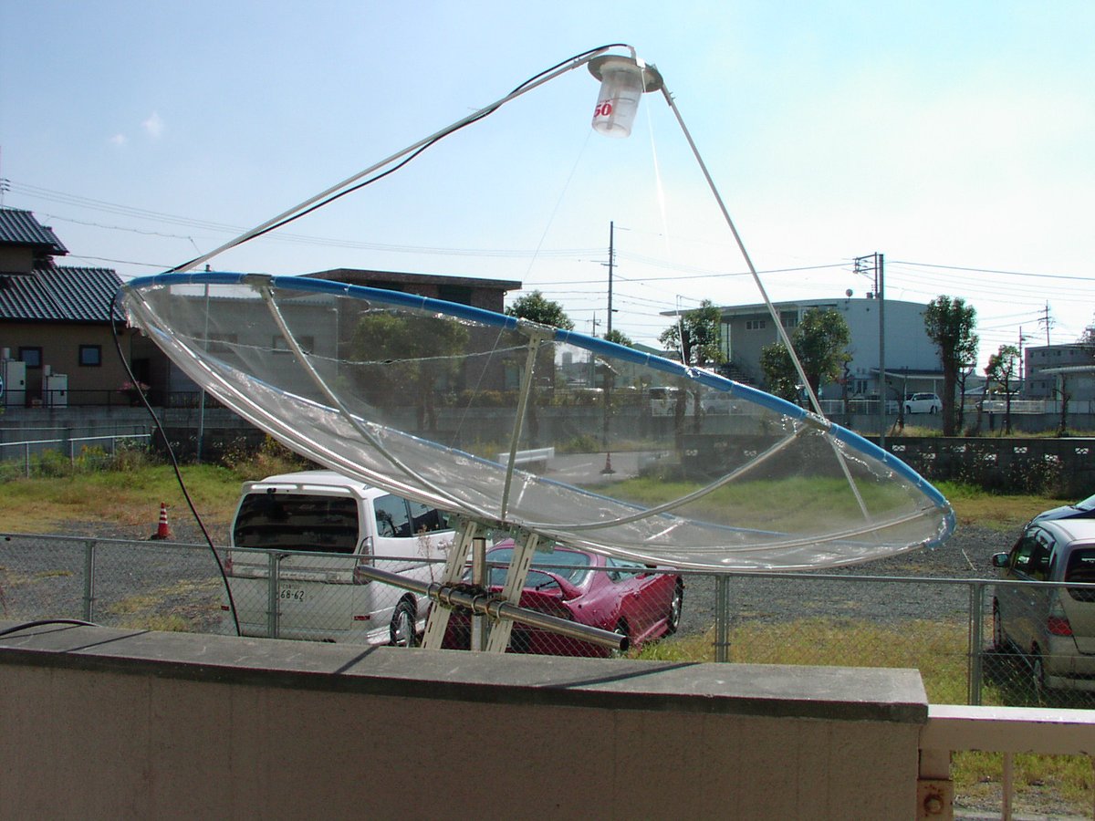 fujisawakenta's tweet photo. もう一つ、すごいアンテナを紹介する。この写真は2006年度に撮影したもの。当時宇部高校生だったＫ君が、自宅で完全に独力で作り上げたもので、口径は２ｍ、中性水素21cm観測用の給電部がついている。構造も給電部も何もかもすばらしい。私は完成したアンテナを見て腰を抜かすほど驚いた。 https://t.co/y0Emi7DXWD