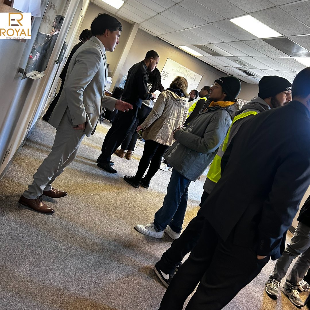 RoyalExec5's tweet image. Networking isn’t just for outside the office—it starts with your team! 🤝✨ Building strong connections with your colleagues fosters collaboration, trust, and growth. Together, we’re unstoppable! 🚀 #TeamNetworking #StrongerTogether