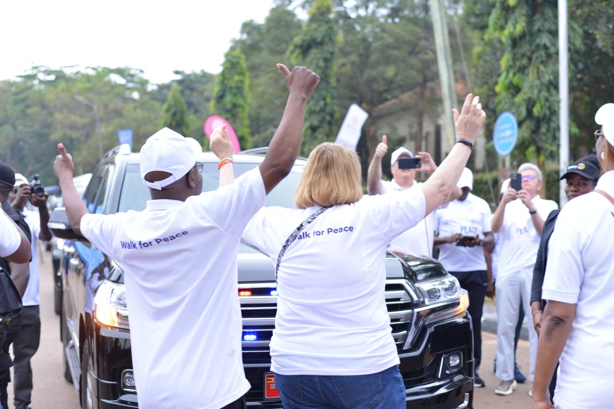 rct_nangabo's tweet photo. This morning we witnessed RI President Stephanie Urchick flagging off the Rotary Peace walk at the Makerere university, marking a significant step towards fostering peace and global understanding within our community.
#RotaryPeaceWalk | #RIPresidentsVisitsUG
@rotaryug https://t.co/uJExARNgxq