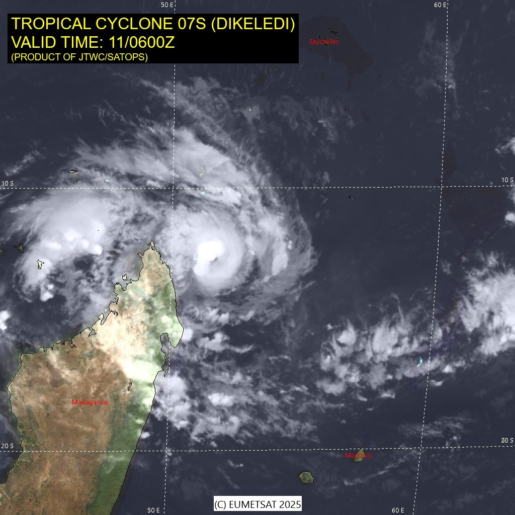 StormViewsRSA's tweet photo. 🌩️🌀 Tropical Cyclone #Dikeledi is intensifying over the Indian Ocean! Satellite imagery shows a well-defined structure as it moves closer to Madagascar.  #Weather
#CycloneDikeledi
(images provided.)

@peoples_weather @SAWeatherServic
@VoxWeatherZa @_ArriveAlive @ReenvalSA https://t.co/kororVy5bm