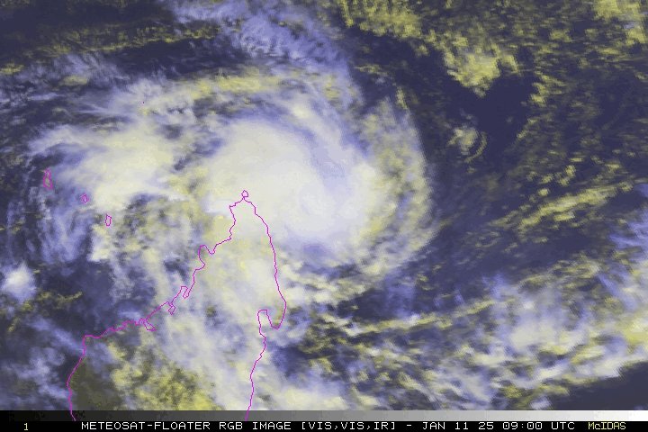 StormViewsRSA's tweet photo. 🌩️🌀 Tropical Cyclone #Dikeledi is intensifying over the Indian Ocean! Satellite imagery shows a well-defined structure as it moves closer to Madagascar.  #Weather
#CycloneDikeledi
(images provided.)

@peoples_weather @SAWeatherServic
@VoxWeatherZa @_ArriveAlive @ReenvalSA https://t.co/kororVy5bm