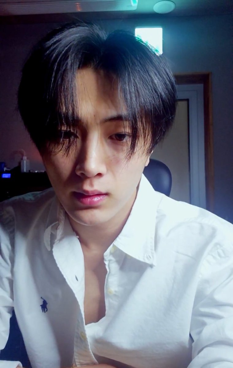0215jaeyun's tweet photo. this is him with his natural hair (unstyled) and no make up 🤤 https://t.co/hr5dQ493YV