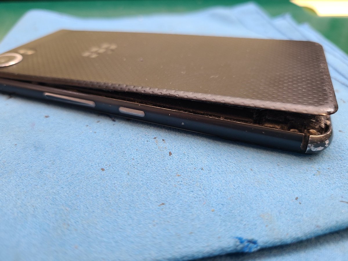 smartmax_repair's tweet photo. #BlackBerry #Keyone
バッテリー膨張交換とリアパネル交換修理のご依頼です！いつも当店をご利用頂き誠にありがとうございます🙇🙇‍♀️
膨張しているバッテリーがリアパネルを押し上げております😵💦
動作に問題無い為、新品バッテリーに交換する事で無事に修理完了致しました✨
#スマートまっくす
#修理 https://t.co/wS2DcRA8PU