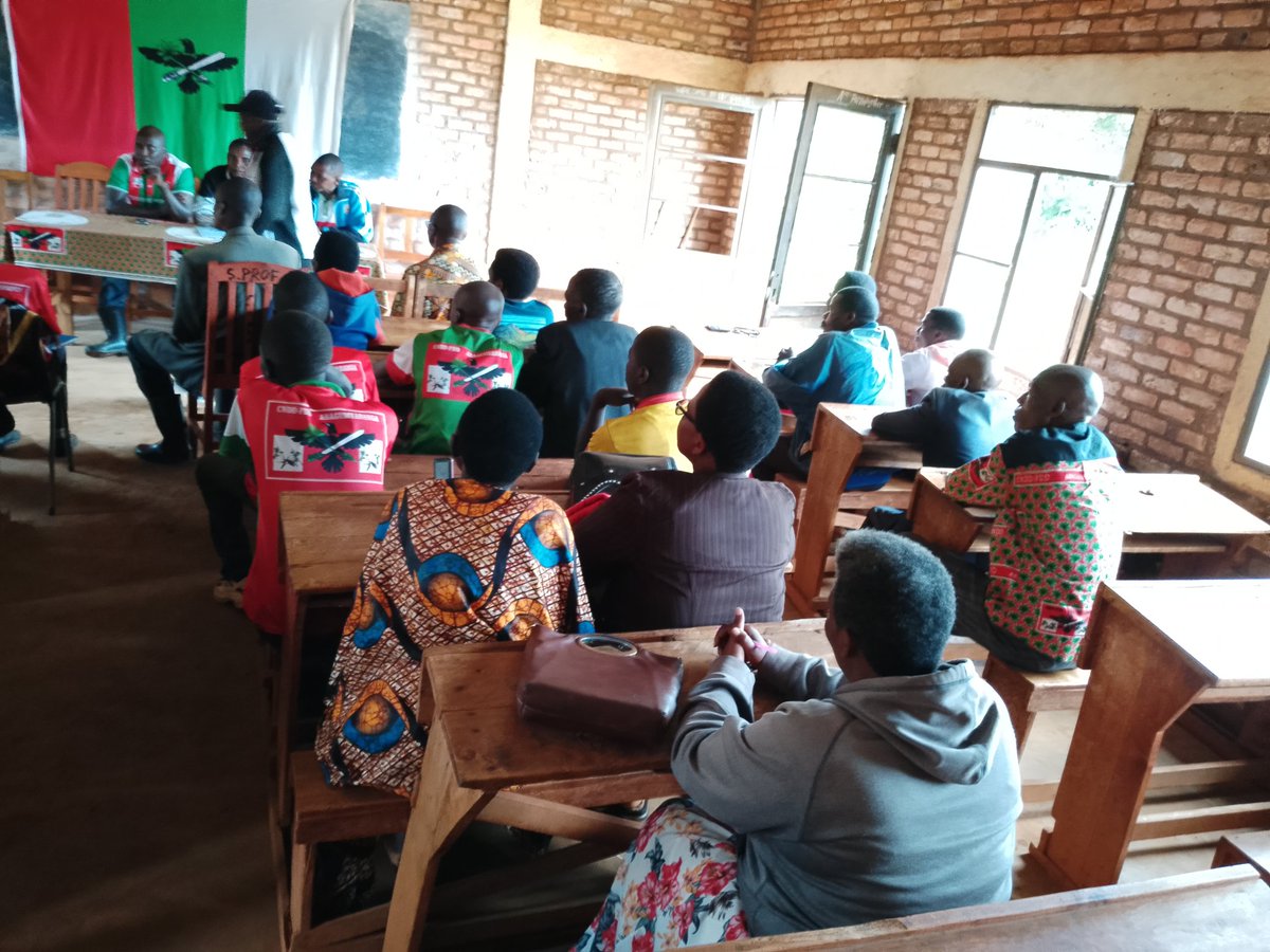 IrakozeGilbert7's tweet photo. #BURUNDI,#GITEGA,#MWARO,#RORERO, #KIVOGA,#CNDD FDD,inyuma y'inama yagirishijwe n'indongozi zivuye kubuserukizi bwa commune mwaro haciye haba akabonano k'abagumyabanga bo k'umutumba wa kivoga muntumbero yo kwitegurira no kuraba ahari intambamyi kugira umutumba ugend neza. https://t.co/pMpuQJKy6B