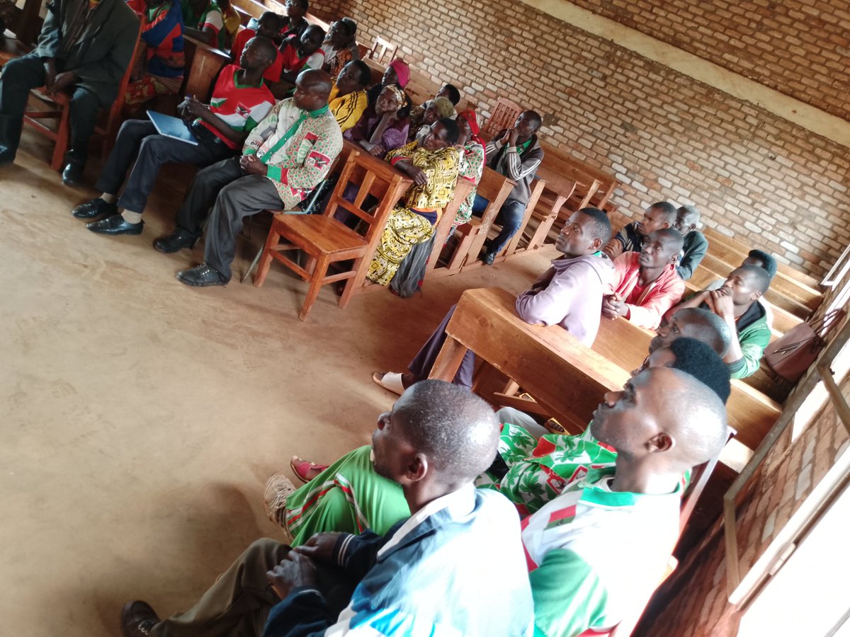 IrakozeGilbert7's tweet photo. #BURUNDI,#GITEGA,#MWARO,#RORERO, #KIVOGA,#CNDD FDD,inyuma y'inama yagirishijwe n'indongozi zivuye kubuserukizi bwa commune mwaro haciye haba akabonano k'abagumyabanga bo k'umutumba wa kivoga muntumbero yo kwitegurira no kuraba ahari intambamyi kugira umutumba ugend neza. https://t.co/pMpuQJKy6B