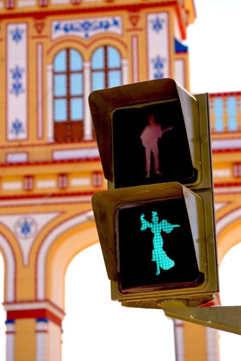 💚❤️Agradecer a todos seguidores por el cariño recibido durante estos años.
Entre todos, hemos conseguido convertir una señal de tráfico en un sentimiento y un símbolo para #Sevilla, #Andalucía cuyas imágenes han viajado por el mundo llevando la esencia de la cultura andaluza,