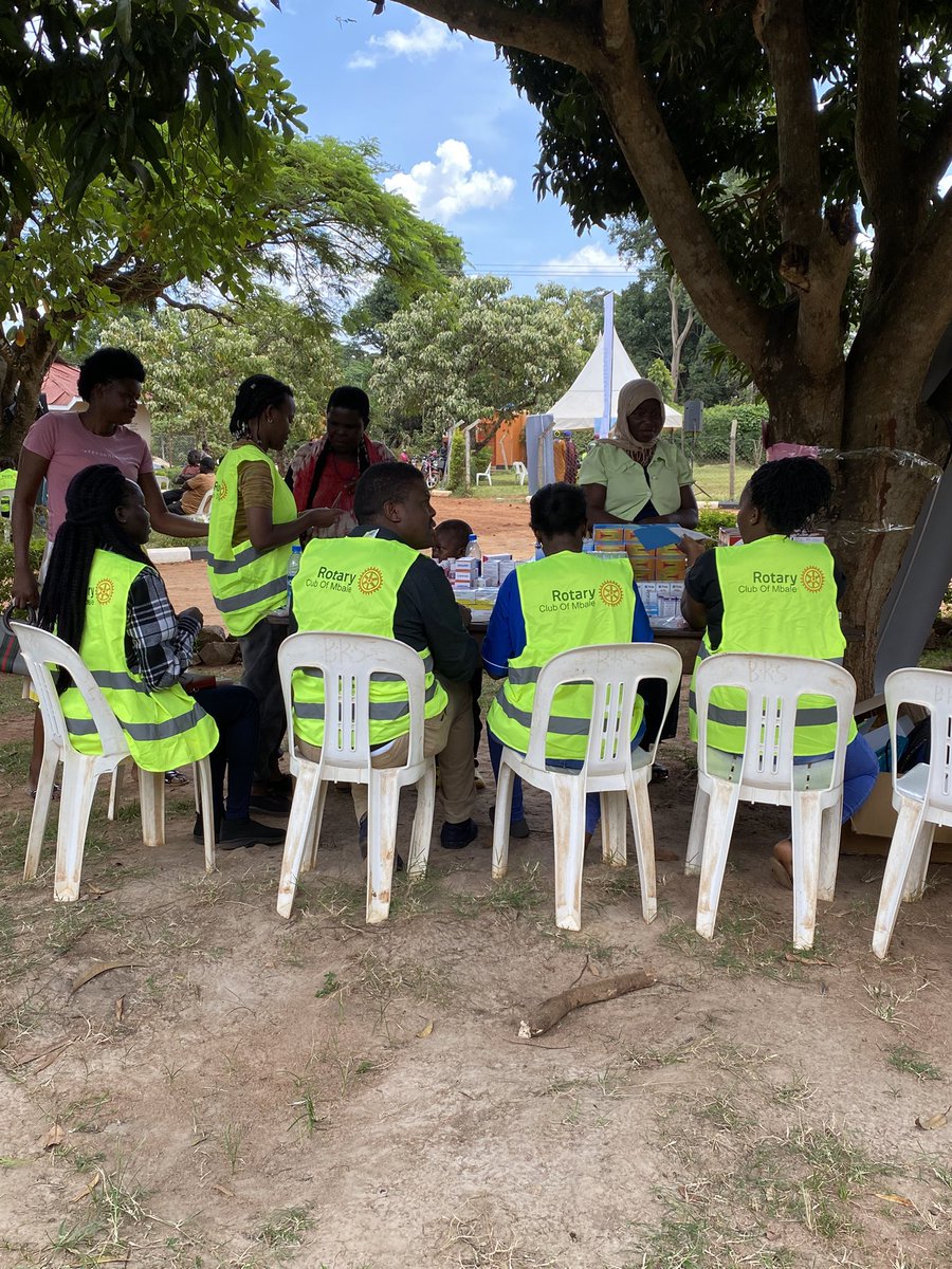 RotaryMbale1964's tweet photo. Happening now the dispensing team at the health day.
#RotaryFamilyHealthDay
#FreeMedicalServices https://t.co/ylzPKo9Rvi