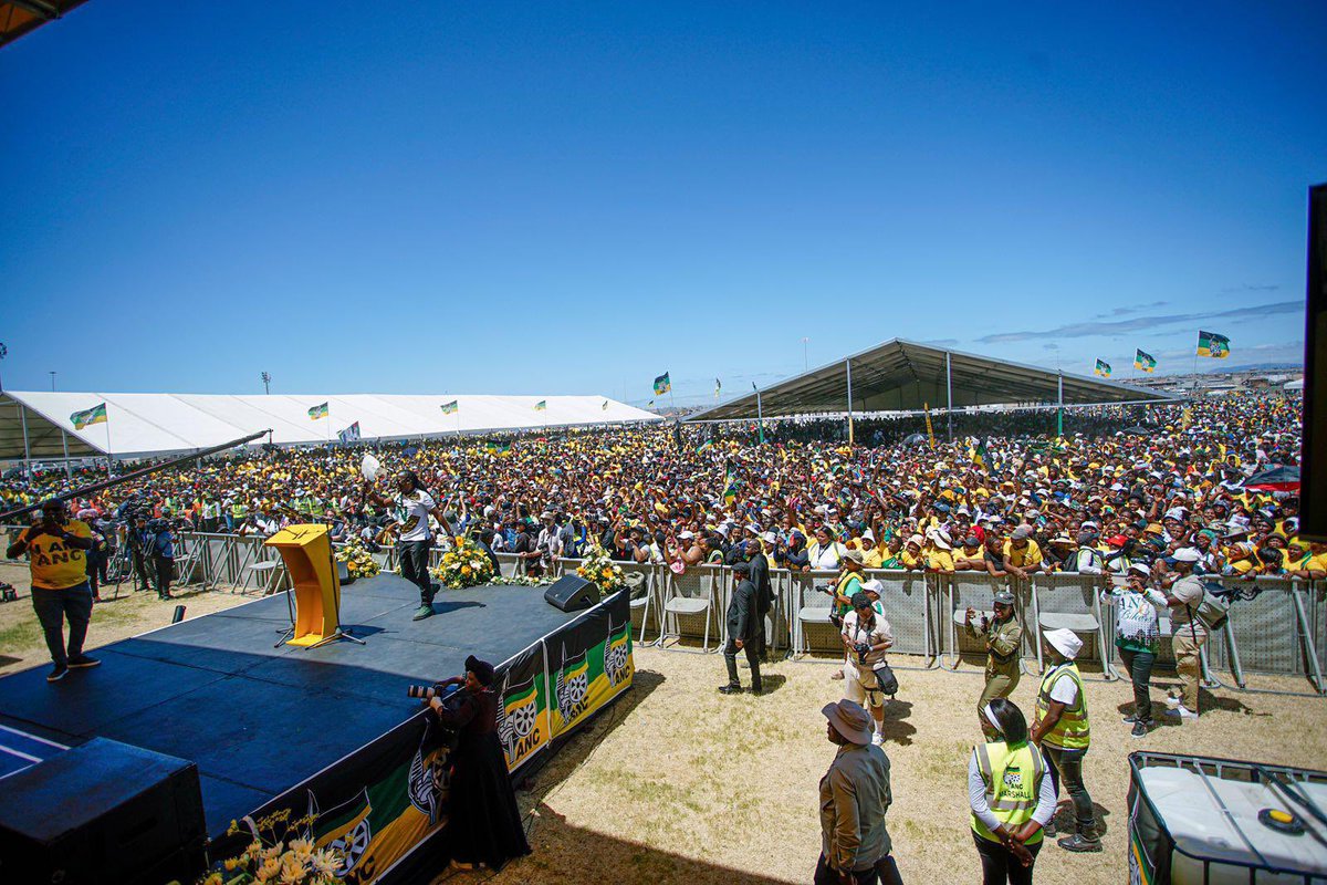 Foza_Queen's tweet photo. The people in Khayelitsha loves The African National Congress, you can’t convince me otherwise 😭😭! 

The president Ramaphosa is about to address his people who loves him! 

#ANC113Anniversary 
#MandelaParkStadium
#RamaphosaSpeaks https://t.co/g4mlWlbOTf