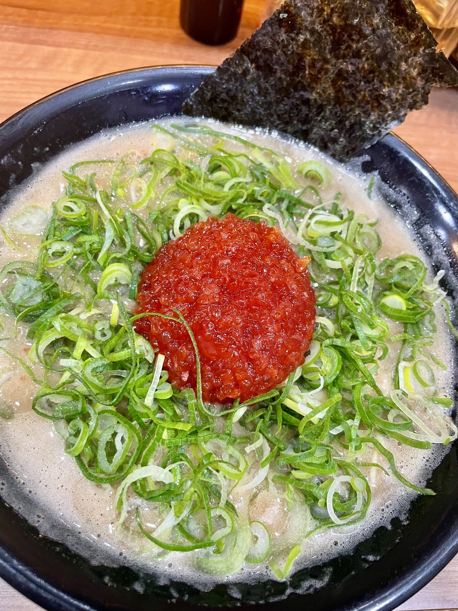 #特製ラーメンはせがわ
イクラこってり

おお！！来た〜！！ラーメンの上にどっか〜んとイクラが大量に鎮座、一口目からもう旨い、イクラ独特の旨味が染みる、店主さんに聞くとスープに百g、上に百gの合計200gのイクラが入っているとか、原価率いくら？なんつって、ご馳走様です

#ラーメン #新所沢