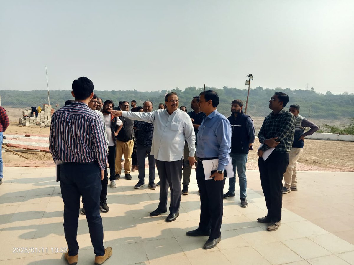 CollectorGnr's tweet photo. *કલેકટર શ્રી ગાંધીનગરે અંબોડ ખાતે કેન્દ્રીય ગૃહ અને સહકાર મંત્રીશ્રીની ઉપસ્થિતિમાં યોજાનાર કાર્યક્રમની સ્થળ મુલાકાત કરી પૂર્વ તૈયારીઓનું નિરીક્ષણ કર્યુ*
............
ગાંધીનગર ,11-જાન્યુઆરી
કેન્દ્રીય ગૃહ અને સહકાર મંત્રીશ્રી તેમજ ગાંધીનગર લોકસભાના સંસદ સભ્ય શ્રી અમિતભાઈ શાહના હસ્તે તા.૧૫-જાન્યુઆરીના રોજ અનેક લોકાર્પણ  અને ખાતમુહૂર્તની ભેટ ગાંધીનગર જિલ્લાના માણસા તાલુકાને મળવા જઈ રહી છે, ત્યારે અંબોડ ખાતે બેરેજના નિર્માણનું કાર્ય પ્રગતિમાં છે, મિની પાવાગઢ તરીકે વિકસેલા અંબોડ ખાતે આવેલાં મહાકાળી માતાજીના પૌરાણિક મંદિરની 600 મી. ઉપરવાસમાં આ બેરેજનું નિર્માણ કરવામાં આવી રહ્યું છે. જેનું ખાતમુહુર્ત કેન્દ્રીય ગૃહ અને સહકારિતા મંત્રીશ્રી અમિતભાઈ શાહના હસ્તે કરવામાં આવનાર છે.
 ઉલ્લેખનીય છે કે, જિલ્લામાં કેન્દ્રીય ગૃહ અને સહકાર મંત્રીશ્રી આવી રહ્યા છે, અને તેઓ અંબોડ ખાતે સભા સંબોધન પણ કરશે.ત્યારે તેની પૂર્વ તૈયારીઓના ભાગરૂપે તંત્ર ખડે પગે સજ્જ છે. જેના ભાગરૂપે તા.૧૧-જાન્યુઆરીના રોજ ગાંધીનગર કલેકટર શ્રી મેહુલ કે. દવે દ્વારા રૂબરૂ સ્થળ મુલાકાત કરી પૂર્વ તૈયારીઓનું નિરીક્ષણ કરવામાં આવ્યું હતું‌. અને કોઈપણ રીતે કાર્યક્રમમાં કોઈ જ ક્ષતિ ન રહે તે અંગે સૂચન કરી, અધિકારીઓને તેમણે પ્રોટોકોલ થી માંડી કાર્યક્રમમાં ઉપસ્થિત દરેક નાગરિકની સુરક્ષા તથા સલામતીના દરેક પાસાનું યોગ્ય રીતે ધ્યાન રાખવામાં આવે તે અંગે પણ અનુરોધ કર્યો હતો.
@AmitShah @AmitShahOffice @revenuegujarat @CMOGuj @InfoGujarat @JayantiRavi @sanghaviharsh