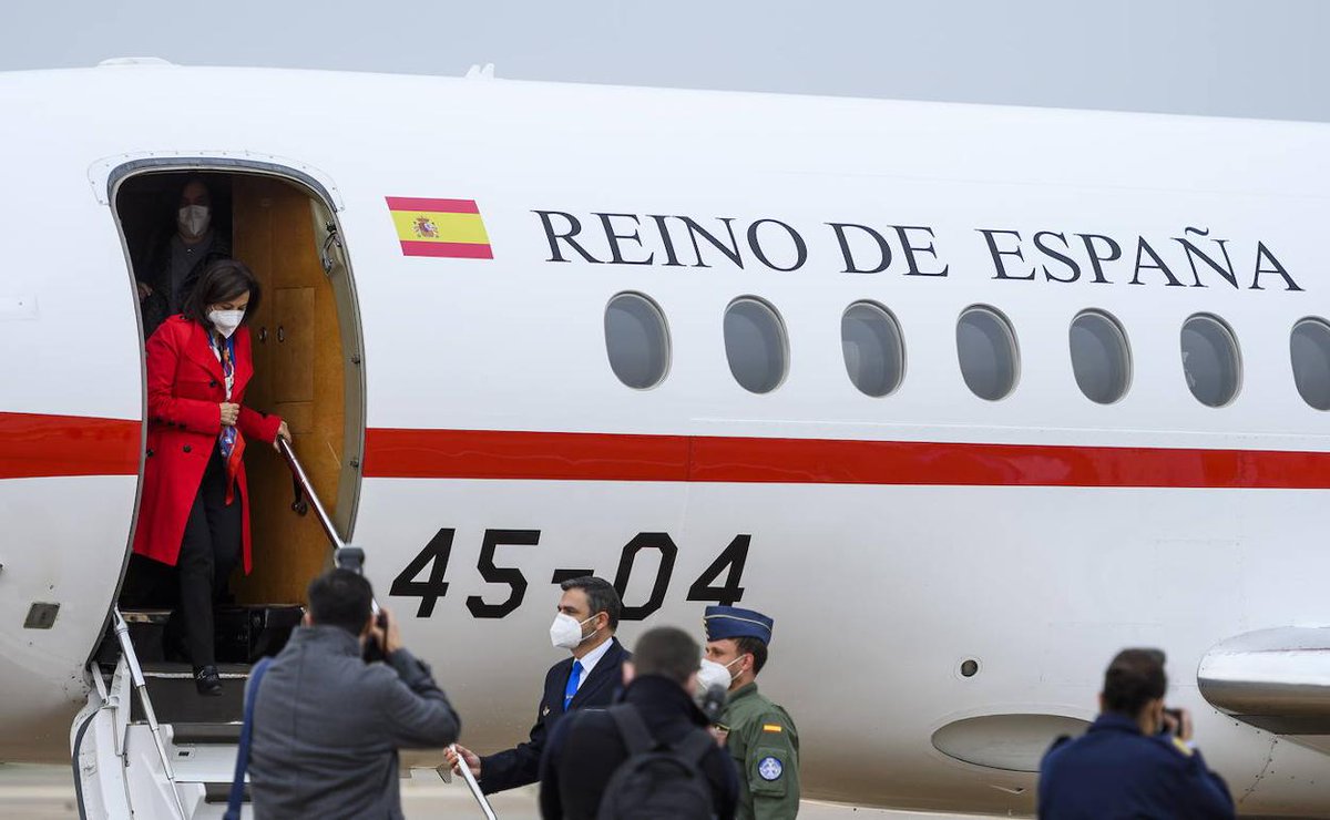 ciclbh2's tweet image. 🔴#URGENTE
La CRIMINAL #Robles no se baja del✈#falcon
A Cádiz: salida al mar del Juan Sebastián de Elcano con gran abucheo!
En vez de ir en AVE o aprovechar el falcon en el q fueron los Reyes ayer, voló esta mañana sabiendo q había niebla y no pudo aterrizar en Rota, fue a Morón