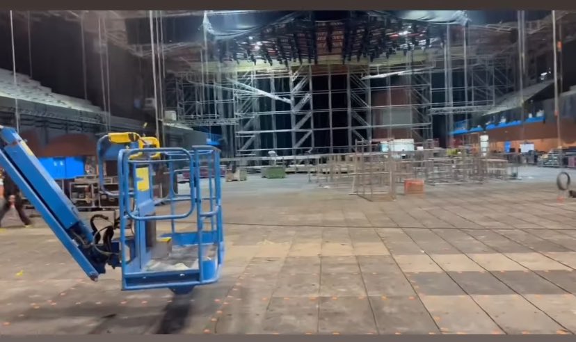 peprods_'s tweet photo. Escenario triangular? #BenidormFest2025 https://t.co/ie2BiC1zNn