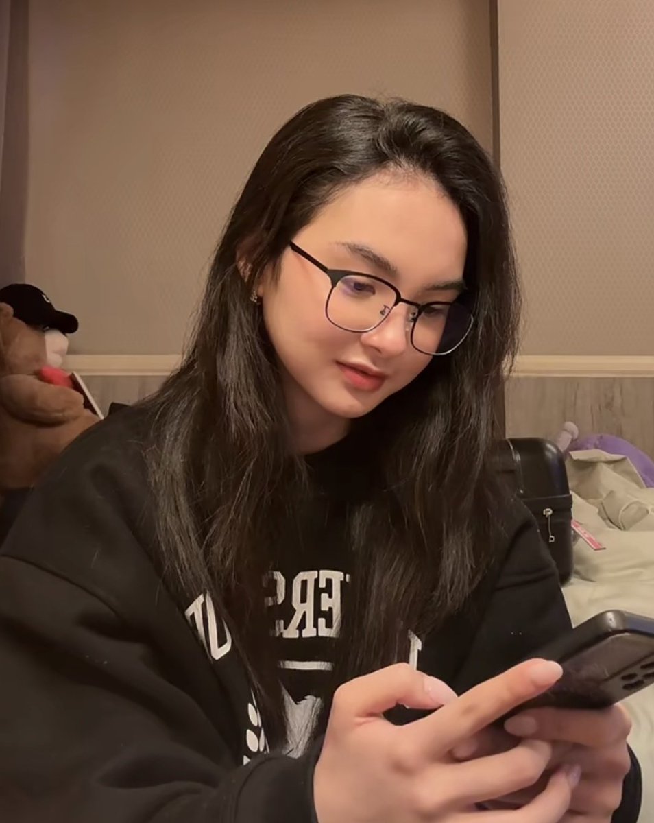 I really love her natural look. It makes her even more attractive and charming.

#KaiMontinola || <a href="/kakaimontinolaa/">kai ☆</a>