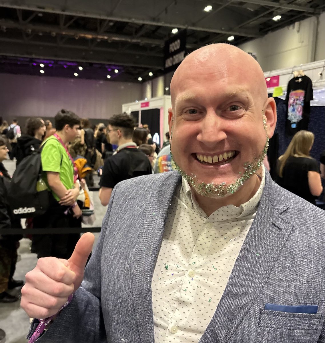 Living my best life ⁦<a href="/RuPaulsDragCon/">RuPaul's DragCon</a>⁩ glittered up and ready to meet my heroes today - thank you ⁦<a href="/Luminosityglitz/">Luminosity Glitter✨</a>⁩ for getting me ready!