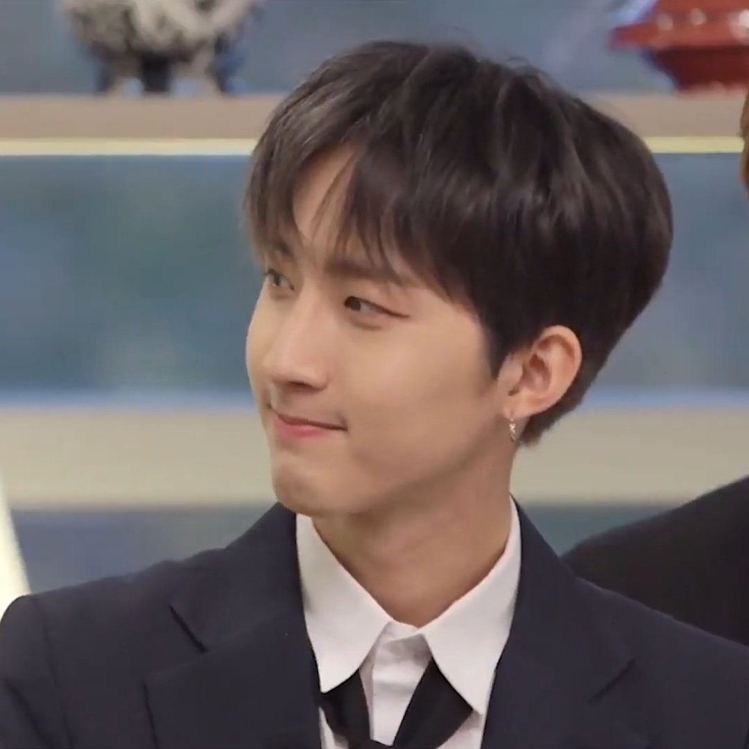 요즘 형아 잘 안오더라.                       그거는 형이 요즘 일하니까