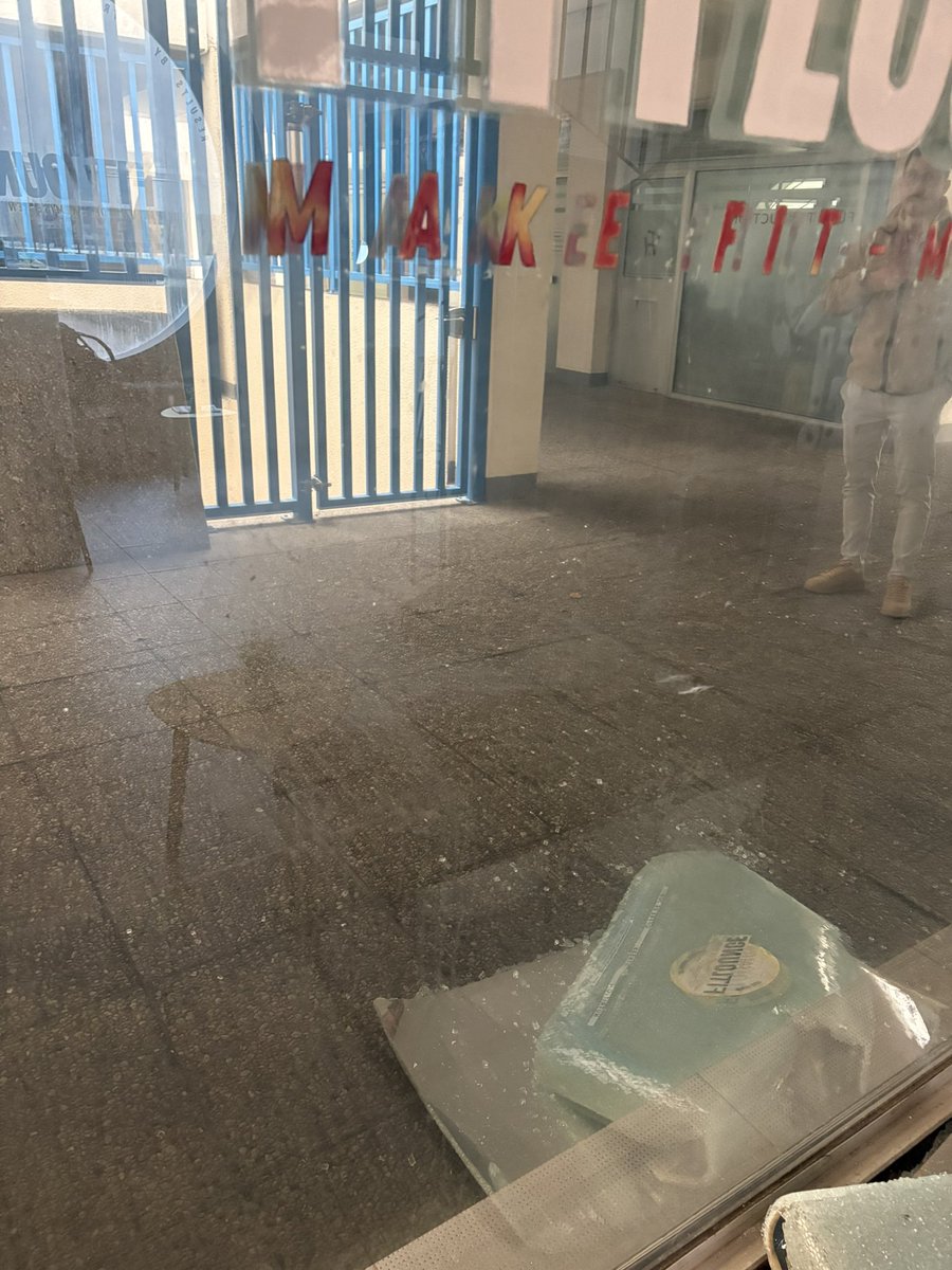 Quoi de neuf a Bordeaux 
Cette nuit en plein cœur du centre ville a Meriadeck nous avons subi 2 tentatives d'infractions et des actes de vandalismes vitrine cassées a coup de pieds 
Voilà le résultat d'une équipe municipale démissionnaire cachée sur le vivre ensemble <a href="/Bordeaux/">Bordeaux</a>