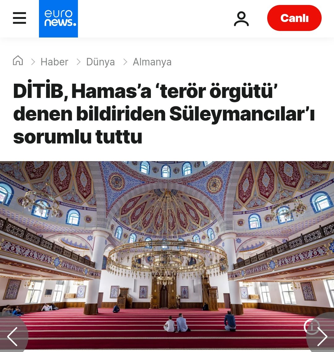 erenguevercin's tweet photo. Der 7. Oktober und die muslimischen Verbände in Deutschland

Wir erinnern uns daran, dass die muslimischen Verbände in Deutschland wie die #DITIB, die IGMG oder der sog. Zentralrat der Muslime in Deutschland nach dem Terror der #Hamas nicht in der Lage waren, eine klare Haltung einzunehmen und die Hamas als das zu bezeichnen, was sie ist, nämlich eine Terrororganisation. Stattdessen fielen sie mit relativierenden Aussagen auf.

Das löste nicht nur Kritik aus, sondern auch die Politik übte Druck auf diese Verbände aus. Ende Oktober 2023 gab es iniitiert von der NRW-Staatskanzlei und vom Bundesinnenministerium gemeinsame Stellungnahmen mit den Vertretern dieser muslimischen Verbände, in dem der Terror der Hamas verurteilt wurde. Aber auf der Webseite der DITIB etwa waren diese gemeinsamen Stellungnahmen nicht zu finden, was für Irritationen sorgte.

Im Juli 2024 gab es in türkischen Medien Kritik an diesen von der Politik quasi erzwungenen Stellungnahmen. In der Türkei wurde kritisiert, wie es denn sein könne, dass die türkische Religionsbehörde Diyanet die Hamas als Befreiungsbewegung romantisiert, ihr deutscher Ableger DITIB dagegen in Deutschland eine Erklärung mit unterzeichnet, die die Taten vom 7. Oktober als Terror bezeichnet.

Mit dieser Kritik durch türkische Medien konfrontiert, äußerte sich der Chef der deutschen DITIB, Muharrem Kuzey, im Juli in der türkischsprachigen Ausgabe von euronews (https://t.co/5mWs7qFway).

Dort macht er den Verband der Islamischen Kulturzentren (VIKZ) verantwortlich für die gemeinsame Stellungnahme in der NRW-Staatskanzlei. Nach dem 7. Oktober habe es enormen Druck seitens der deutschen Politik auf die muslimischen Verbände gegeben, die Hamas als Terrororganisation zu bezeichnen. Die gemeinsame Erklärung der muslimischen Verbände in der NRW-Staatskanzlei (https://t.co/E2GtZaHEIs) gehe zurück auf die Initiative der VIKZ, wirft der DITIB-Chef Kuzey der VIKZ vor. Man habe als DITIB versucht, diese Erklärung zu entschärfen und habe diese am Ende auch nur widerwillig unterzeichnet. Das sei auch der Grund gewesen, warum der VIKZ danach den Koordinationsrat der Muslime (KRM) verlassen habe.

Mit dieser Erklärung in der türkischen Presse schiebt der DITIB-Chef nicht nur die Schuld auf die VIKZ, sondern demonstriert damit auch, dass diese gemeinsame Erklärung in der NRW-Staatskanzlei nicht mal das Papier wert ist. Und weil die Verantwortlichen in der DITIB sehr gut wussten, was diese Stellungnahme in der Türkei und auch in der eigenen Basis auslösen wird, ist diese Erklärung auch nie auf der DITIB-Webseite gelandet. Diese Erklärung war also nur für die Politik und die deutsche Öffentlichkeit gedacht.

Das ist einerseits nicht verwunderlich, denn natürlich kann die DITIB aufgrund ihrer strukturellen, personellen und finanziellen Abhängigkeiten vom türkischen Staat keine eigene Haltung in dieser Frage einnehmen. Sie kann keine eigene Haltung in der Bewertung der Hamas einnehmen, während ihre religiöse Autorität, der Chef der türkischen Religionsbehörde Diyanet diese als Befreiungsorganisation verherrlicht. Andererseits demonstriert diese Aussage vom DITIB-Chef in der türkischen Presse, dass die Aussagen, die sie in Deutschland aufgrund öffentlichen und politischen Drucks tätigt, kaum etwas Wert ist.

Die entscheidende Frage ist, wie geht unsere Religionspolitik damit um? Wie kann man solche Strukturen als religionspolitischen Partner (siehe z.B. die Imamvereinbarung oder den Staatsvertrag in Rheinland-Pfalz) aufwerten, während sie in der Türkei in den Medien Stellungnahmen, die sich unterzeichnet haben, wieder revidieren? Bekommt unsere Politik diese Spielchen und Täuschung nicht mit, oder ignoriert man diese einfach?

Warum wir dringender denn je eine religionspolitische Zeitenwende im Umgang mit DITIB und Co brauchen, thematisiere ich in meinem Buch "DITIB und der ferngesteuerte Islam in Deutschland", was ab dem 29. Januar im Handel ist: https://t.co/Sxbj1EvqGB