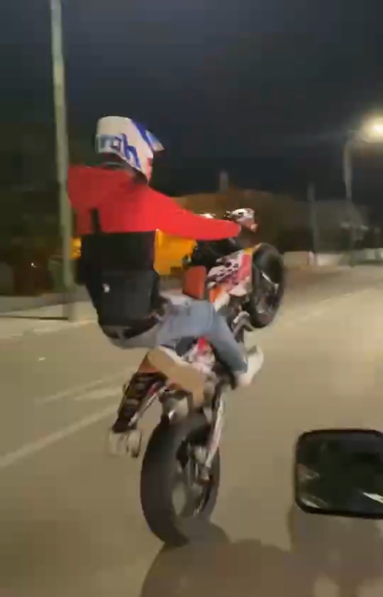 AndrepixadA's tweet photo. Yha avô ficavas sempre com o coração nas mãos quando o pai passava por ti de roda no ar, quando era eu de bicicleta a virar para trás enquanto te rias😂!
Mas no fundo sei que oq mais querias era ver o teu puto realizar o sonho de ser como o pai…hoje ias te orgulhar🫶🏼 https://t.co/XjrasPy6Ny
