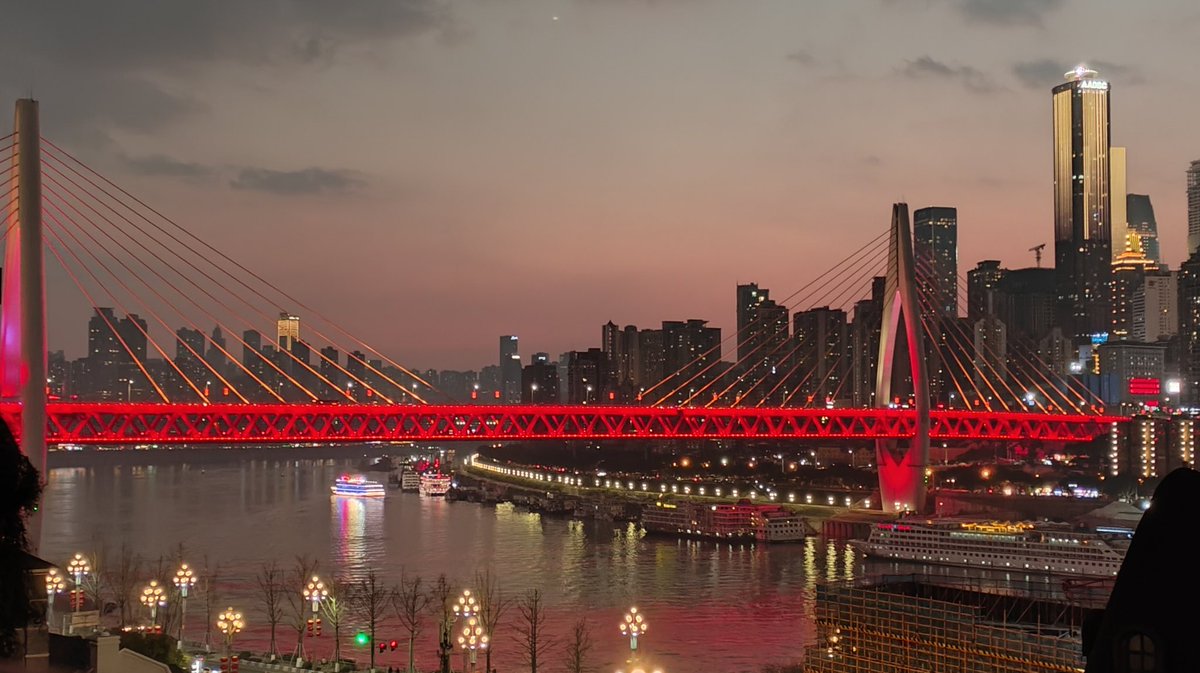 Loeycco's tweet photo. 是看见晚霞的一天
千厮门怎么拍都好看啊🌉 https://t.co/VUE4Lpw3eX