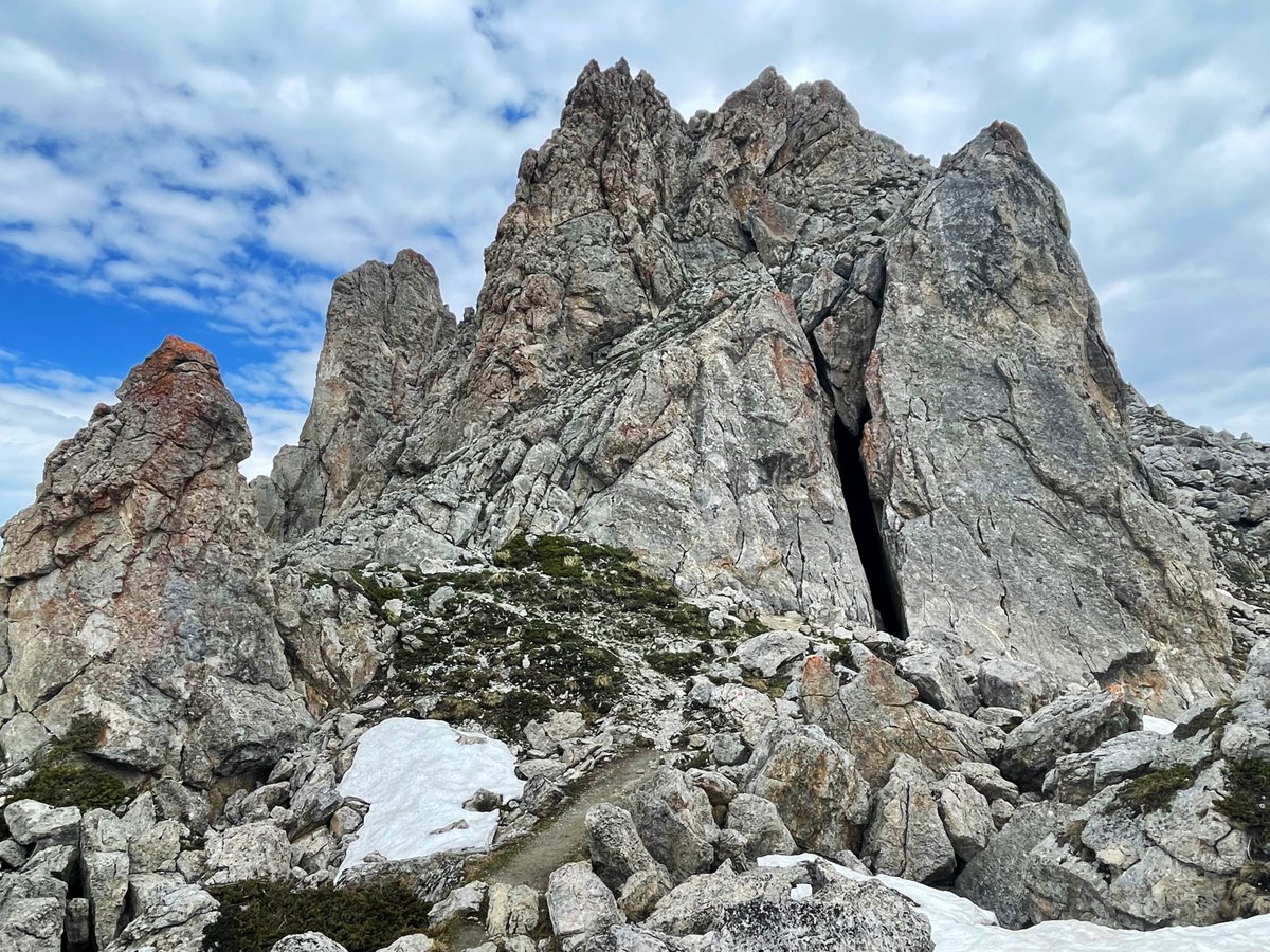 56. ピエール・アヴォア 2473m
一度見たら忘れない巨大モノリス。他の山に登っている時や電車の移動中にも、ついその姿を探してしまいます。山頂からの景色も抜群。
サクソンから登ると往復11時間のハードコースでした。南のヴェルビエからリフトで上がる方が楽そうです。