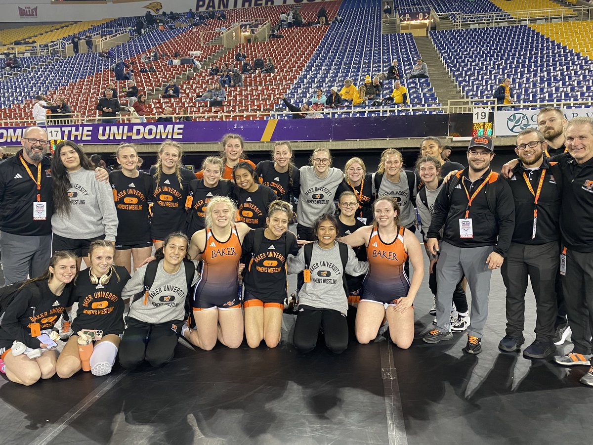 BakerWomensWR's tweet photo. Day 1 at NWCA National Duals, 2-1 record, 2 big dual wins, 16 individual match wins, knocked off a high seed, and secured a top 8 finish, with 13 freshmen in our roster here. Wrestling is tough, competing is fun, and being part of a TEAM is pretty awesome ⬛️🟧

Day 2 tomorrow! https://t.co/Ak5minjXzh