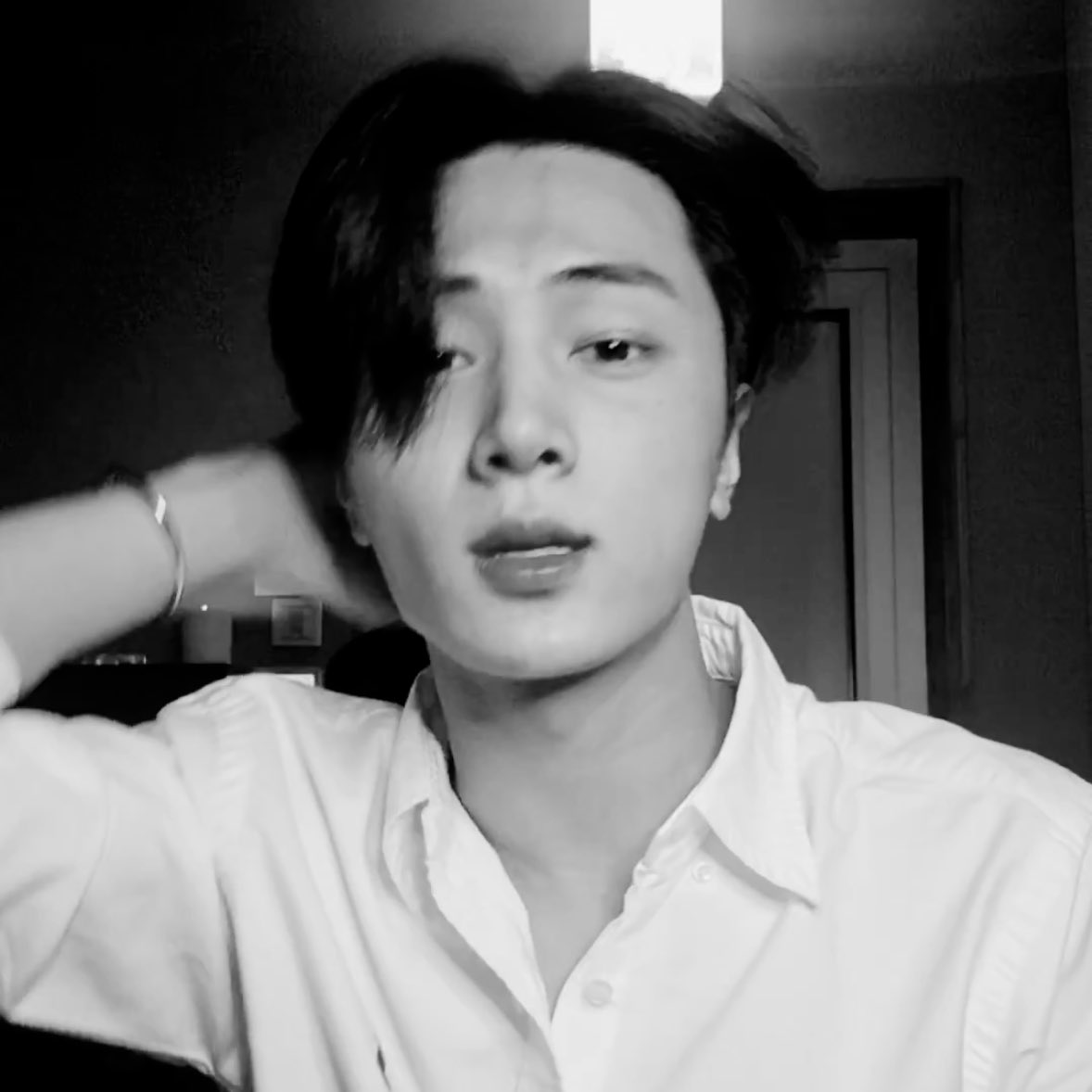 sparklingjay_'s tweet photo. ISTG STOP BRUSHING YOUR HAIR https://t.co/ZswuuT0w8D
