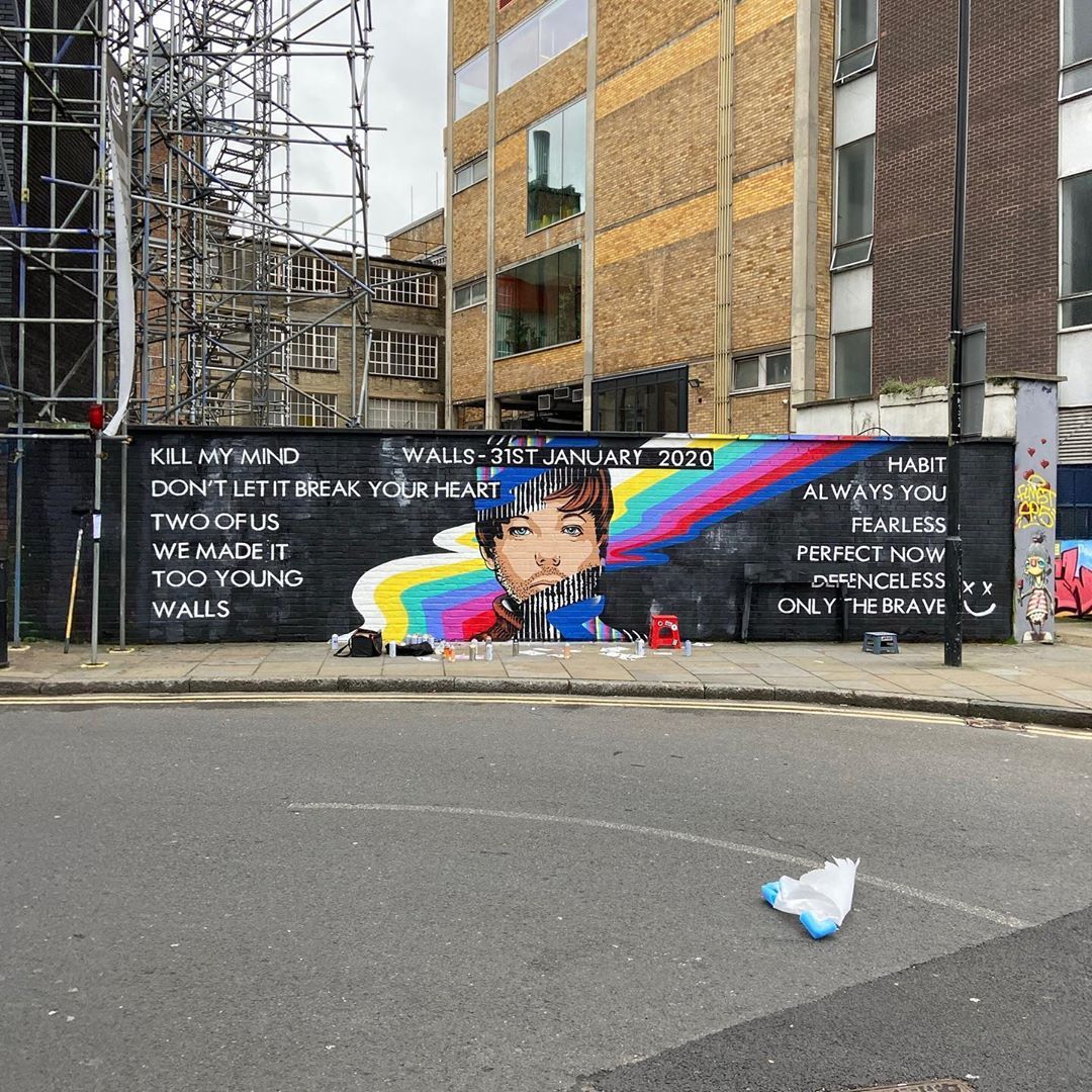 5 years ago today, we all sat and watched a wall being painted for six hours only because Louis told us to. Def was worth it tho. He revealed us the tracklist for his debut album. Good days 🤍 

(Incredible work by Jay Kaes, a Spanish urban artist living in the UK)