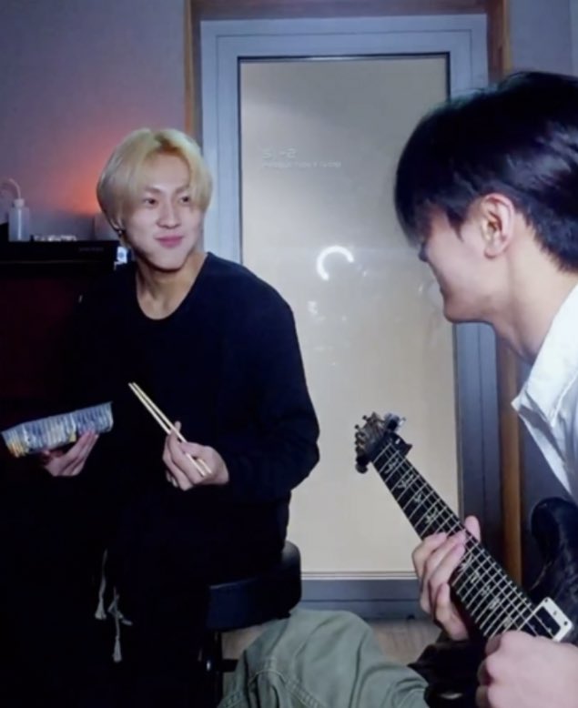 abcdenhaipen's tweet photo. ke BUCINAN PALING BRUTAL jay buat jungwon
1. mau mecahin telur iland kalau jw ke eliminasi
2. nyebut jungwon sebagai lifeline-nya
3. genjrengin jungwon here with me (yg liriknya bucin bgt itu) trs habis jw pergi dia end live

GUE GA KUAT DENGAN JAYWON😭😭
 https://t.co/ayx67m5D7x