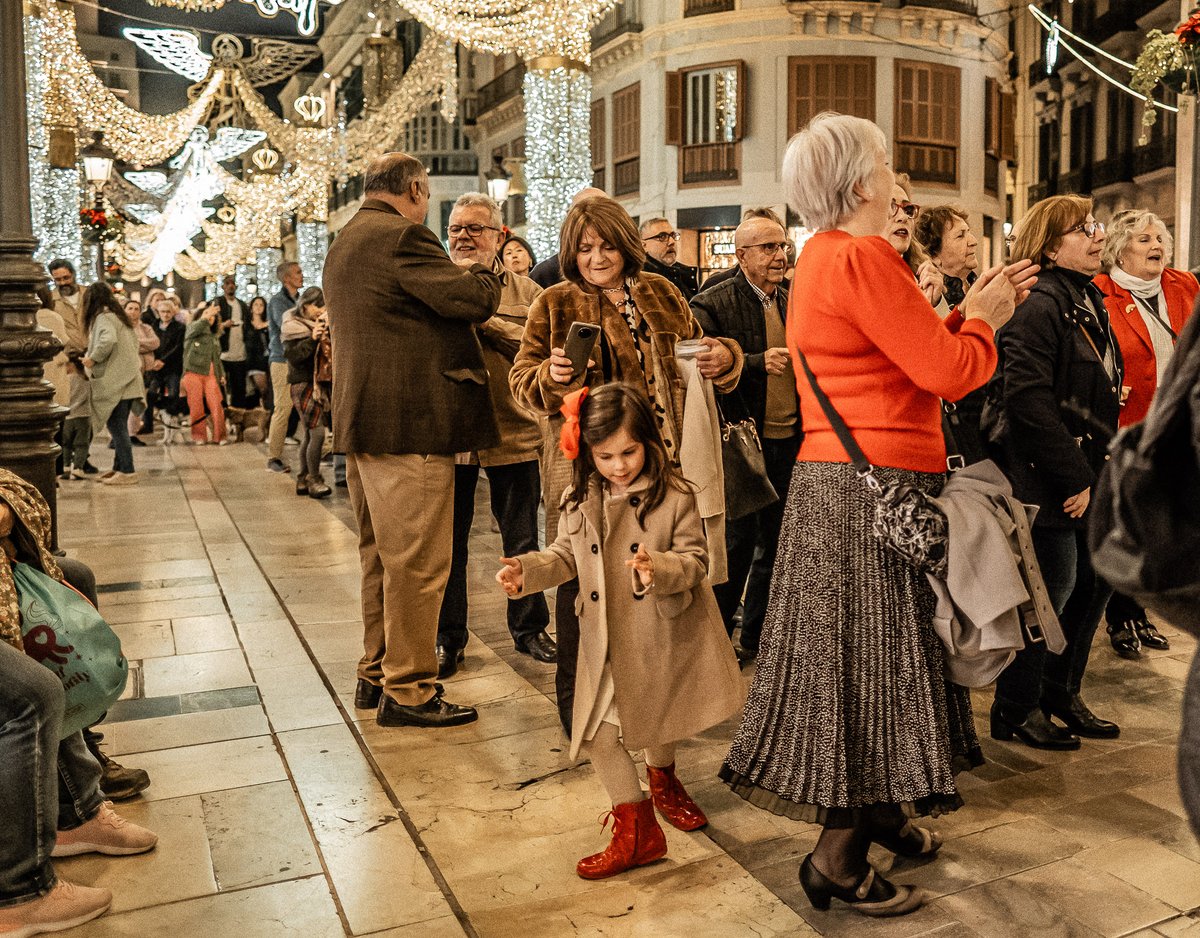 MasseyOriginal's tweet photo. A scene from Malaga, Spain. December 2024. 

#spain #malaga #christmas #streetscene #happy #dance #girldancing https://t.co/u1uEPL5AP2