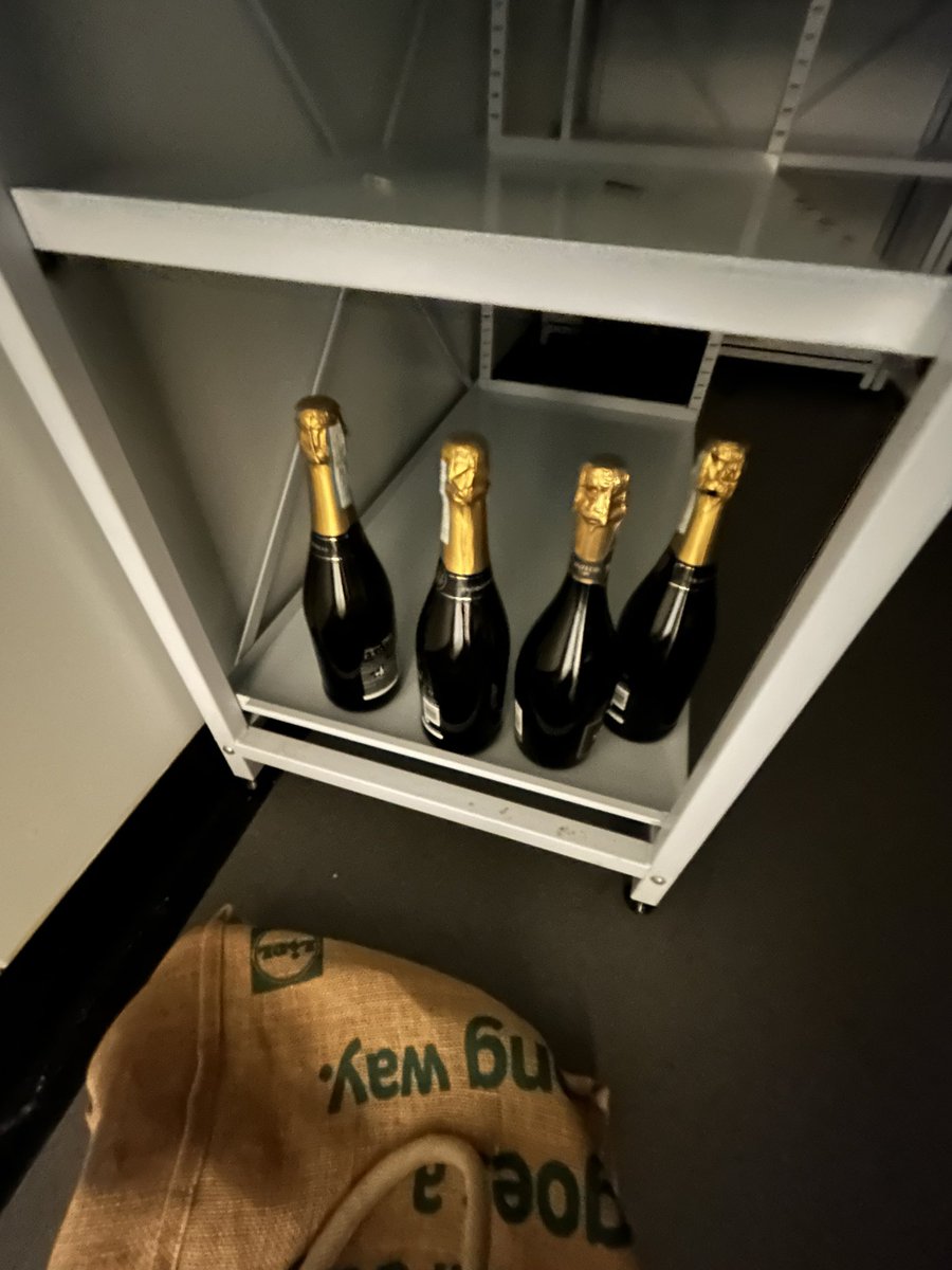 MD_Briggs's tweet photo. Congratulations to DOCTOR @DuxfieldAdam and many thanks to @ProfAllieG and @IGM_YoungLab for acting as examiners and to a great supervisory team @paddy_dennis @MunkleyLab 👍

And of course….what do you use a cold room for 😉 https://t.co/dqaR8010b1