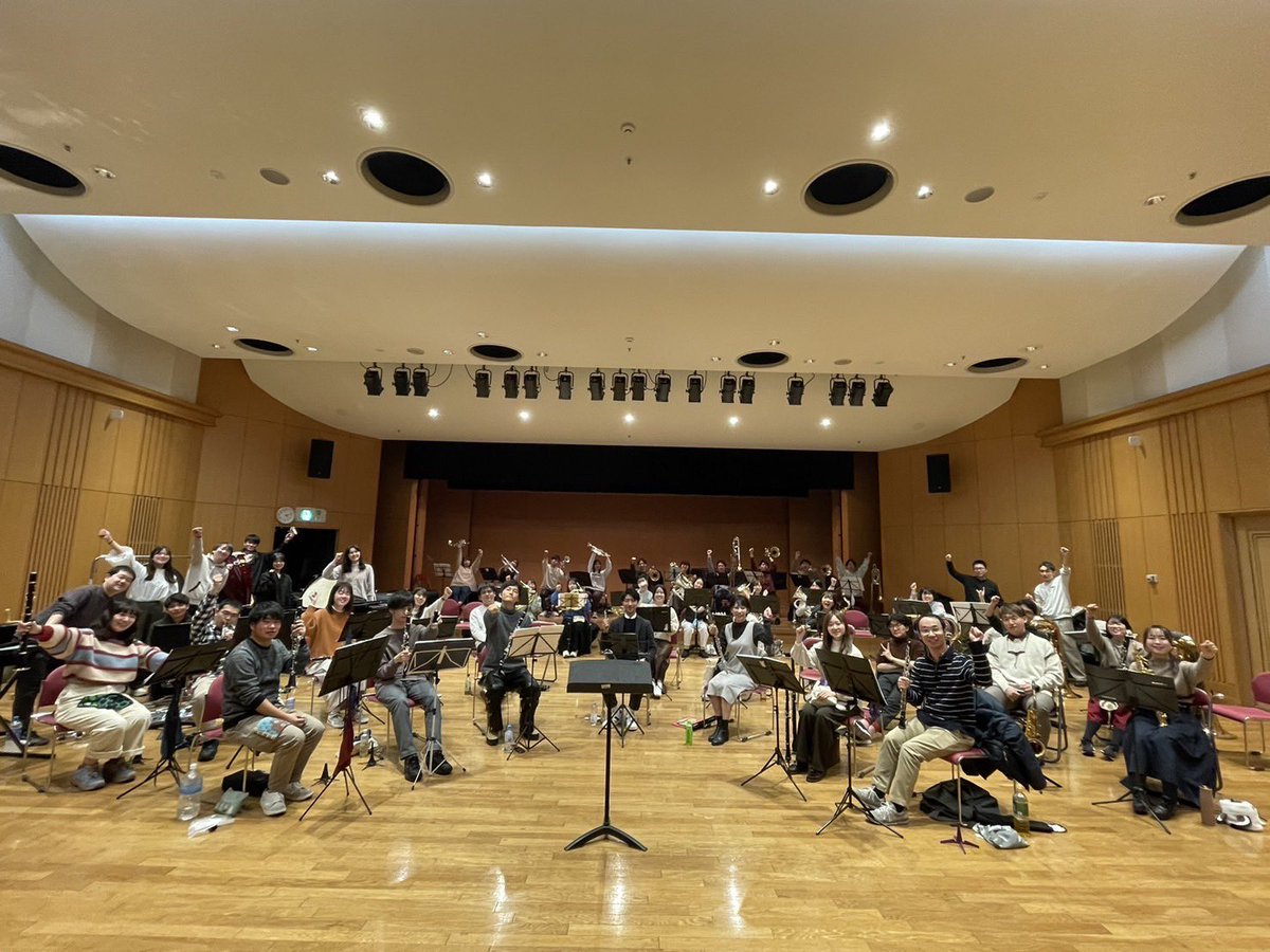FiestaWindFWS's tweet photo. 【演奏会まであと1日！】
ついに明日が演奏会！！
先ほど前日練習を終えました……！

最高の演奏するぞ！！！

チケットを買うにはまだ遅くない！
皆様ぜひご来場ください！！！
配信もありますよ！！！

チケット🎫: https://t.co/6eGTSa9Icc
(入場無料)

配信🎥：https://t.co/LHWFGfeShf

#吹奏楽 https://t.co/tD7Lz5JE3A
