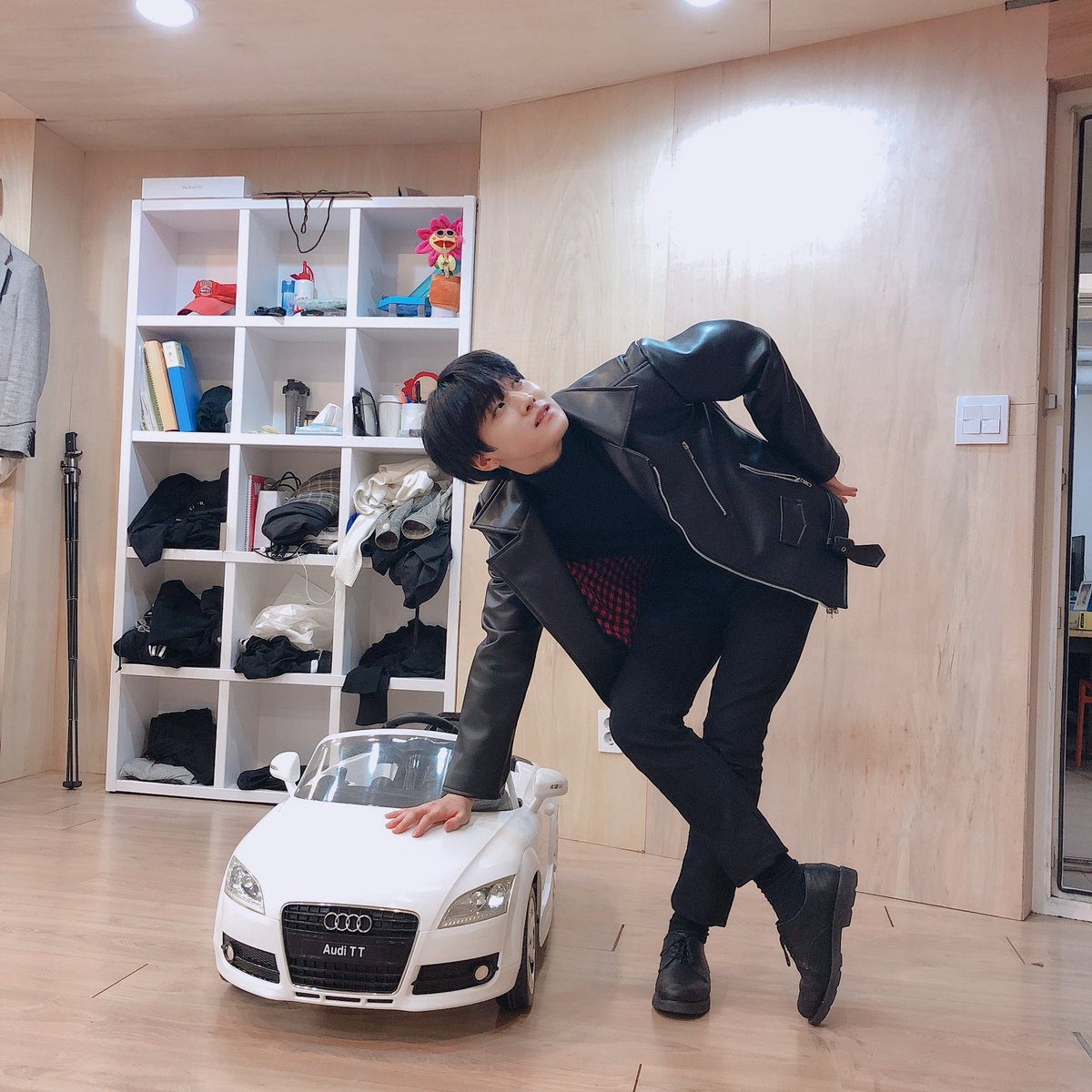 YonghaBrasil's tweet photo. [FOTO] 11.01.25

Atualização no Twitter dos membros do WEi.

"Feliz aniversário Yongha 🎉 sinto que tenho tantas memórias quando olho nossas fotos de trainee. Vamos continuar felizes e saudáveis. Feliz aniversário e come muitas coisas gostosas 😊" https://t.co/4Upb06jq0a