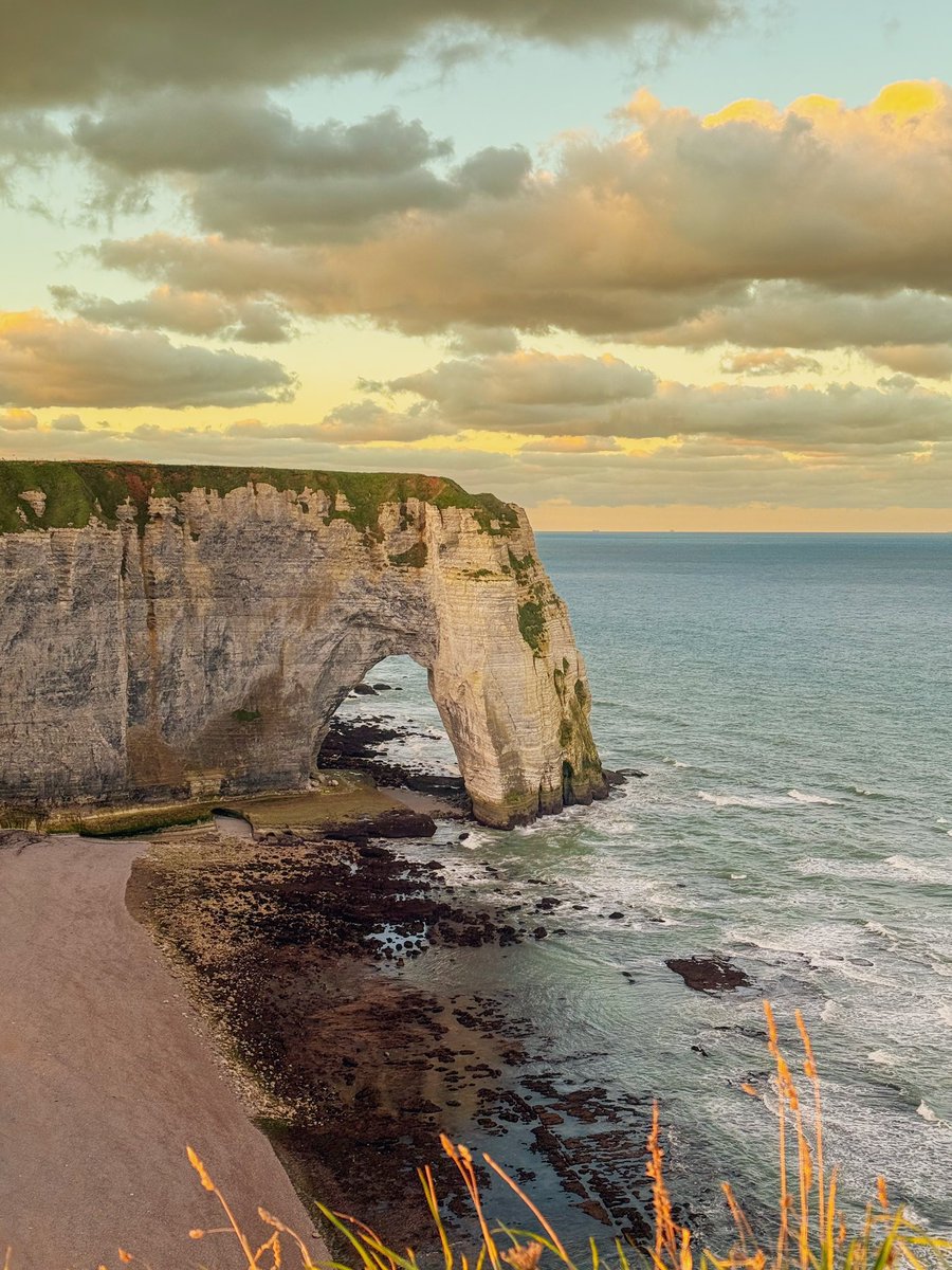 Konstan61136870's tweet photo. Les falaises d'Étretat sous le premier soleil de janvier : une symphonie de lumière et d'élégance

#Étretat #Normandie #LeverDeSoleil https://t.co/58K0Ia470B