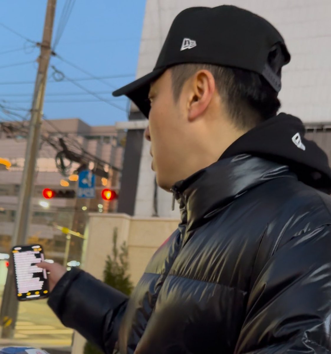 🐱제가 여러분들 몰래 홈트를 한달동안 햇어요
🐱이거를 티를안내고!
🐱심지어 하루하루 할때마다 꼼꼼히 적어가면서..

⬇️메모장에 빽빽하게 적은거까지 보여줌