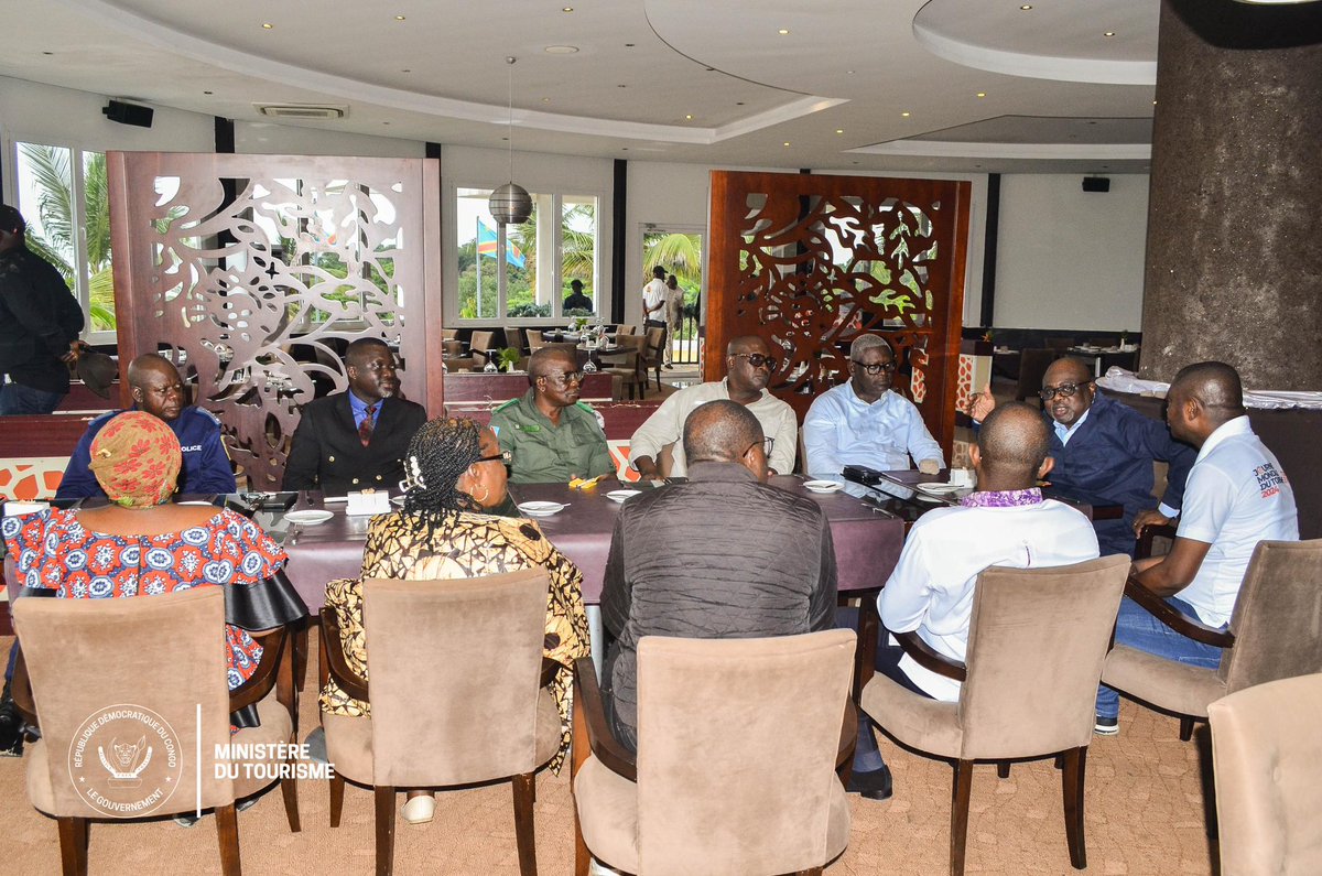 TourismeRDCongo's tweet image. #RDC #Moanda : 𝐒.𝐄.𝐌 𝐃𝐢𝐝𝐢𝐞𝐫 𝐌’𝐏𝐀𝐌𝐁𝐈𝐀 𝐌𝐔𝐒𝐀𝐍𝐆𝐀 𝐝𝐨𝐧𝐧𝐞 𝐥’𝐢𝐦𝐩𝐮𝐥𝐬𝐢𝐨𝐧 𝐩𝐨𝐮𝐫 𝐮𝐧 𝐭𝐨𝐮𝐫𝐢𝐬𝐦𝐞 𝐝𝐮𝐫𝐚𝐛𝐥𝐞

En homme de terrain, le Ministre National du Tourisme, s’est rendu à #Moanda, le jeudi 9 janvier 2025, pour évaluer l’état des