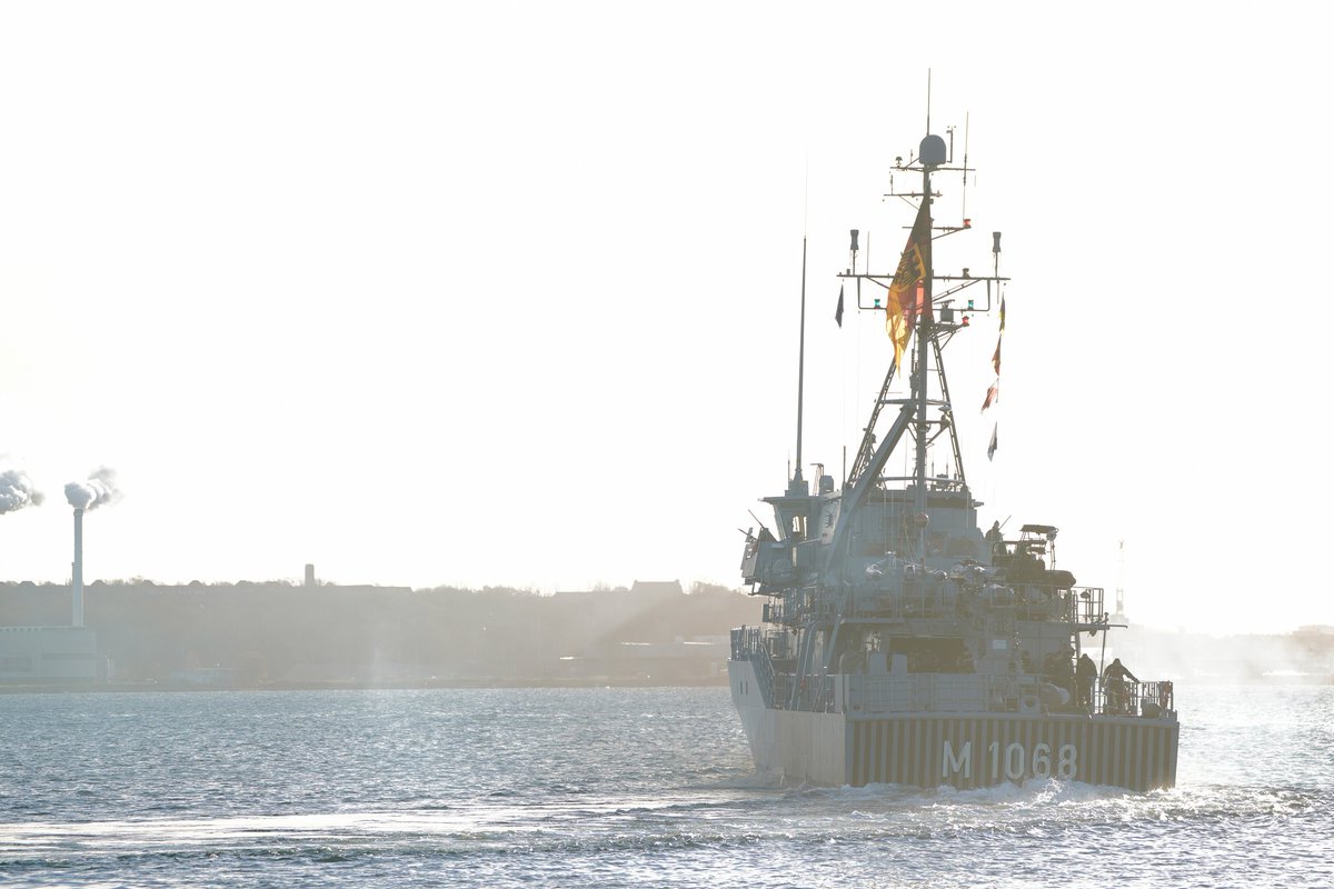 Das Minenjagdboot „Datteln“ ist heute aus Kiel ausgelaufen, um Teil des NATO-Verbands #SNMCMG1 zu werden. Für die Crew unter Fregattenkapitän Marcus Fiene stehen Manöver wie OPEN SPIRIT &amp; BALTOPS an. Die Besatzung wird zur Kieler Woche in ihrem Heimathafen zurückerwartet. #NATO