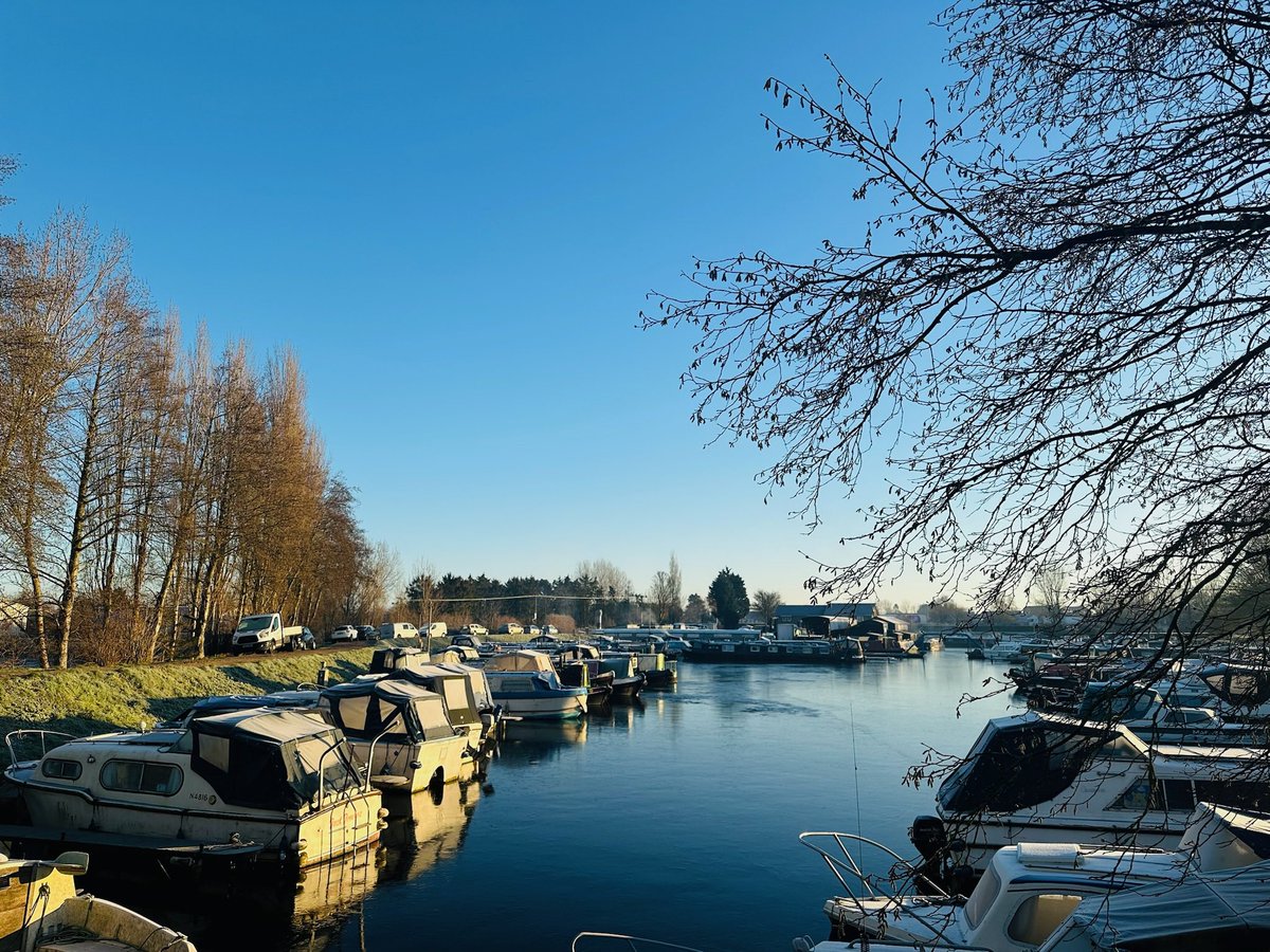 FoxNarrowBoats's tweet photo. It’s a bright crisp day again today #middlelevelnavigation #cambridgeshirefens https://t.co/n3mgZMHGJQ