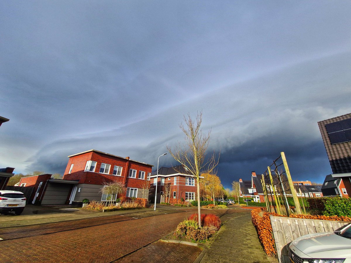 Bijzonder buienluchtje, dit zie je niet vaak in de winter! Zojuist boven Middelburg <a href="/BuienRadarNL/">Buienradar</a> <a href="/NoodweerBenelux/">NoodweerBenelux</a> <a href="/omroepzeeland/">Omroep Zeeland</a> <a href="/pzcredactie/">PZC</a>