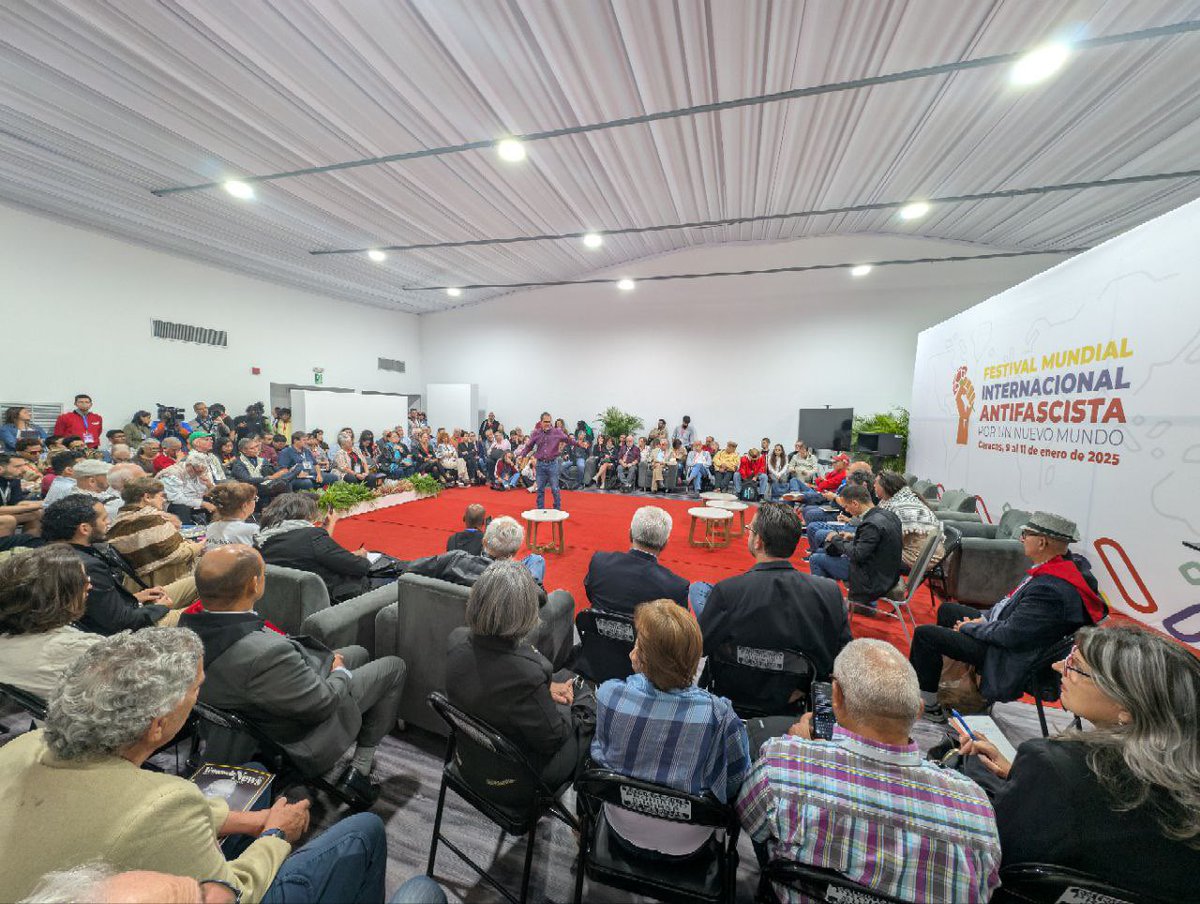 cupnacional's tweet photo. Una delegació de la CUP i de l'Esquerra Independentista és a Caracas, Veneçuela, per donar suport a la revolució bolivariana davant dels intents d'ingerència imperialista. El poble veneçolà i català unit per la llibertat i l'autodeterminació! #YoJuroConMaduro https://t.co/Xvj0ZuZSy4