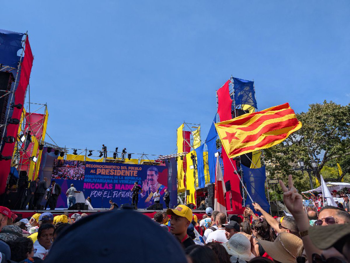 cupnacional's tweet photo. Una delegació de la CUP i de l'Esquerra Independentista és a Caracas, Veneçuela, per donar suport a la revolució bolivariana davant dels intents d'ingerència imperialista. El poble veneçolà i català unit per la llibertat i l'autodeterminació! #YoJuroConMaduro https://t.co/Xvj0ZuZSy4