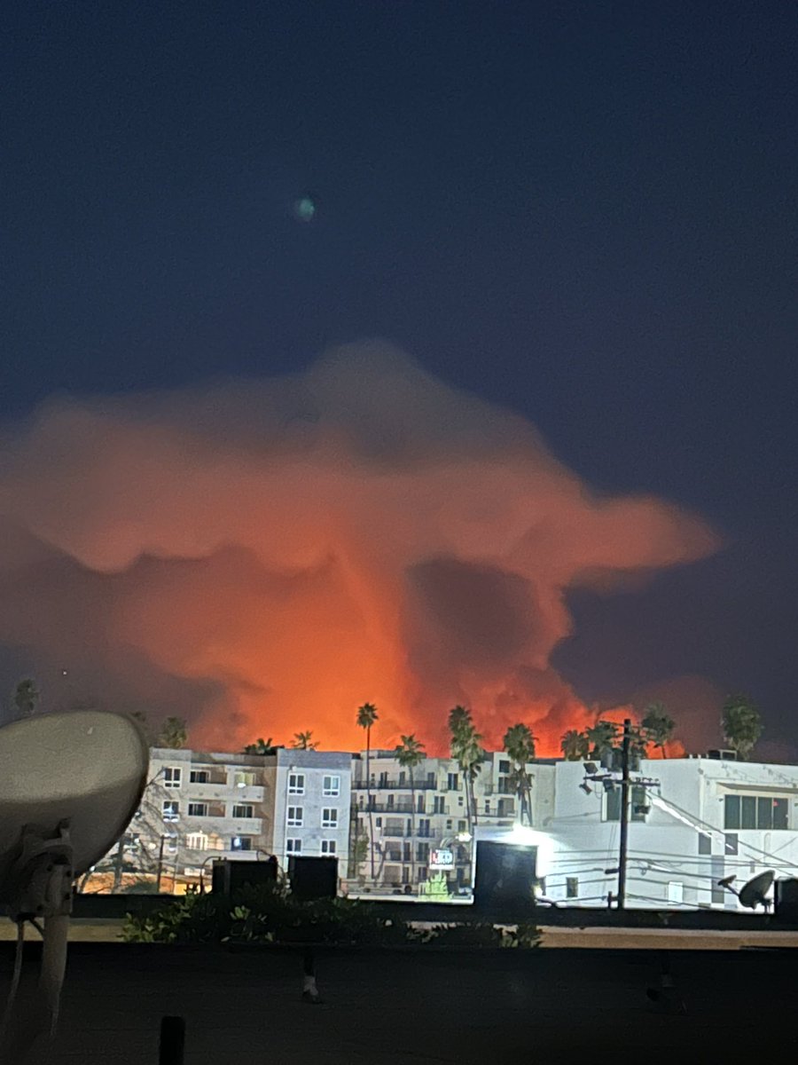 cal_vers's tweet photo. Took this right before we evac’d https://t.co/gEGk8sh8Y8