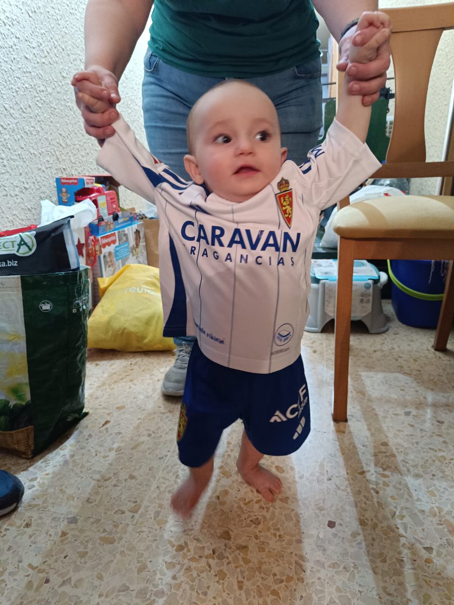 tania_desiree's tweet photo. 1er añito de Oliver, 1ª equipación. Uno más para el mañicomio 🤪💙🦁 @RealZaragoza https://t.co/drgRTTfrnj